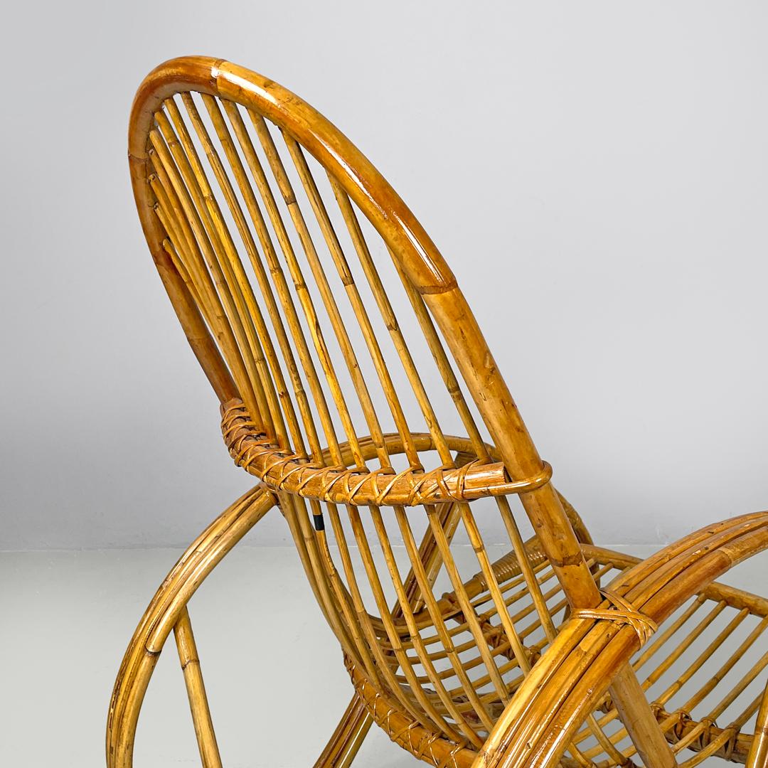 Fauteuil moderne italien en rotin avec accoudoirs et structure arrondis, 1970 en vente 1