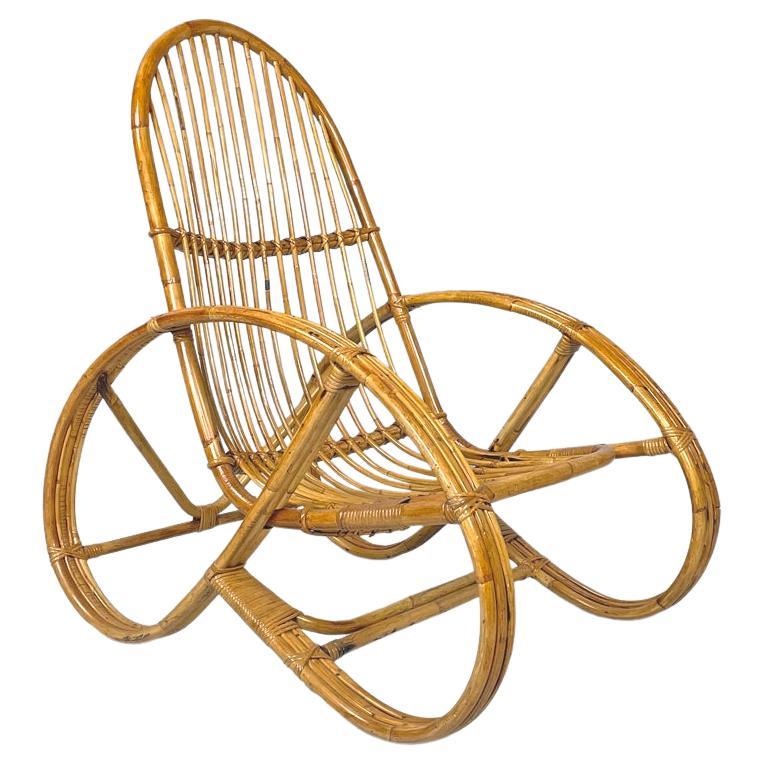 Fauteuil moderne italien en rotin avec accoudoirs et structure arrondis, 1970