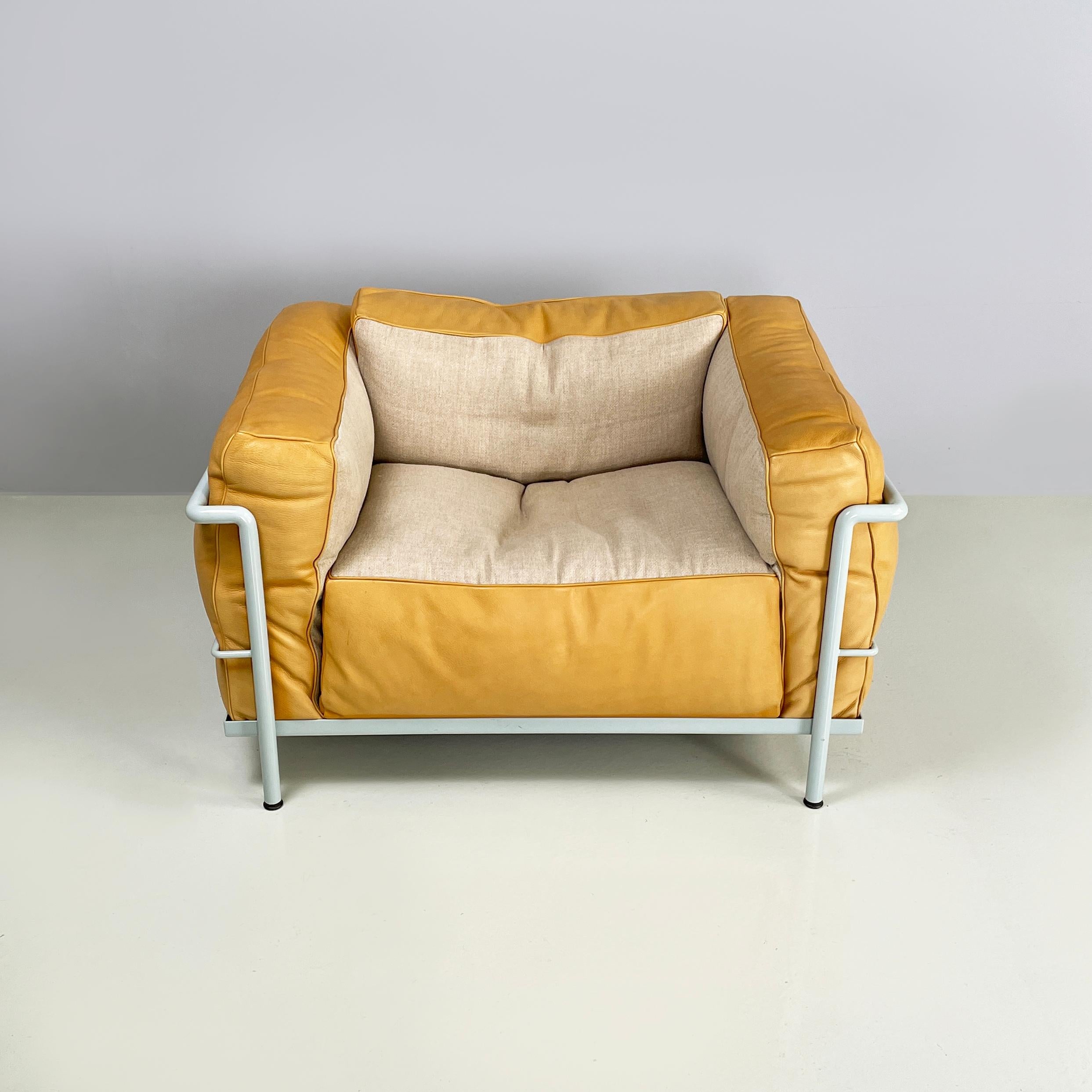 Italienischer moderner Sessel LC3 von Le Corbusier, Jeanneret und Perriand für Cassina, 2008
Eleganter Sessel Mod. LC3 mit Metallrohrgestell in hellblau lackiert. Das Quadrat  Der Sitz, die Rückenlehne und die Armlehnen sind gepolstert und außen mit