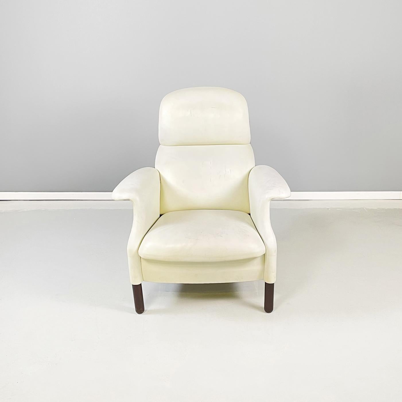 Italian Mid-Century Modern Armchair mod. Sanluca by Pier Giacomo and Achille Castiglioni for Gavina, 1960s
Elegant armchair mod. Sanluca in white leather. Squared padded seat. The iconic backrest is made up of two arches. Curved armrests.