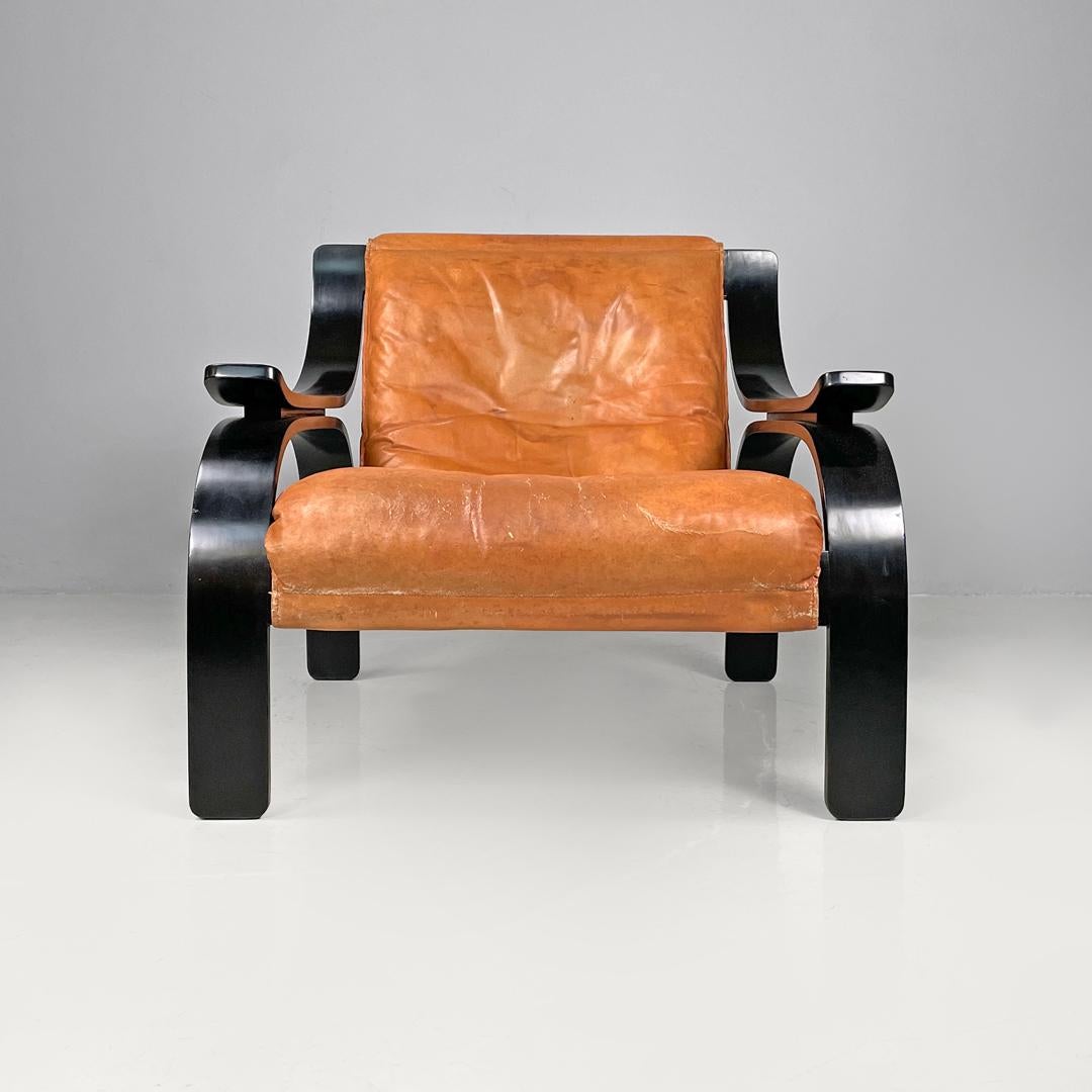 Poltrona moderna italiana Wood Woodline in legno e pelle di Zanuso per Arflex, anni '70
Poltrona mod. Woodline in pelle marrone. La struttura è in legno laccato nero, le gambe, lo schienale e i braccioli seguono linee curve e morbide. La seduta e lo