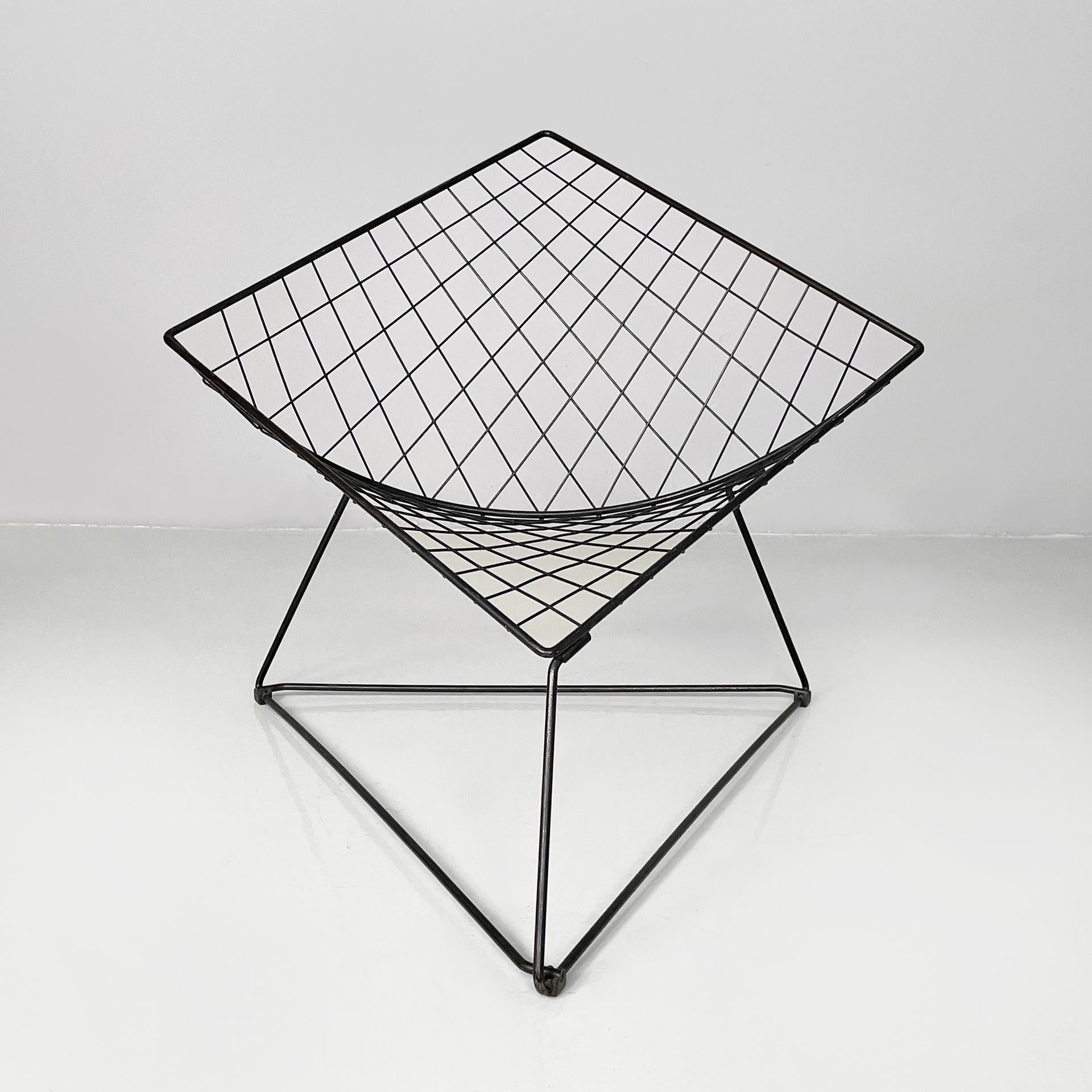 Italian modern armchairs in black metal, 1990s
Pair of armchairs with mesh seat and backrest, made of black metal rods. The triangular legs are also made of black metal rods.
They came from 1990s
Good condition, these vintage armchairs have light