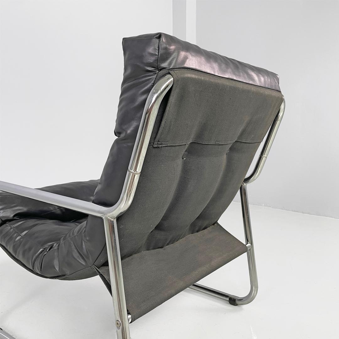 Fauteuils modernes italiens en métal tubulaire et cuir synthétique noir, 1970
Paire de fauteuils en cuir synthétique noir. Un seul coussin rembourré avec huit boutons forme l'assise et le dossier ; le dossier est revêtu de tissu noir. Le cadre est