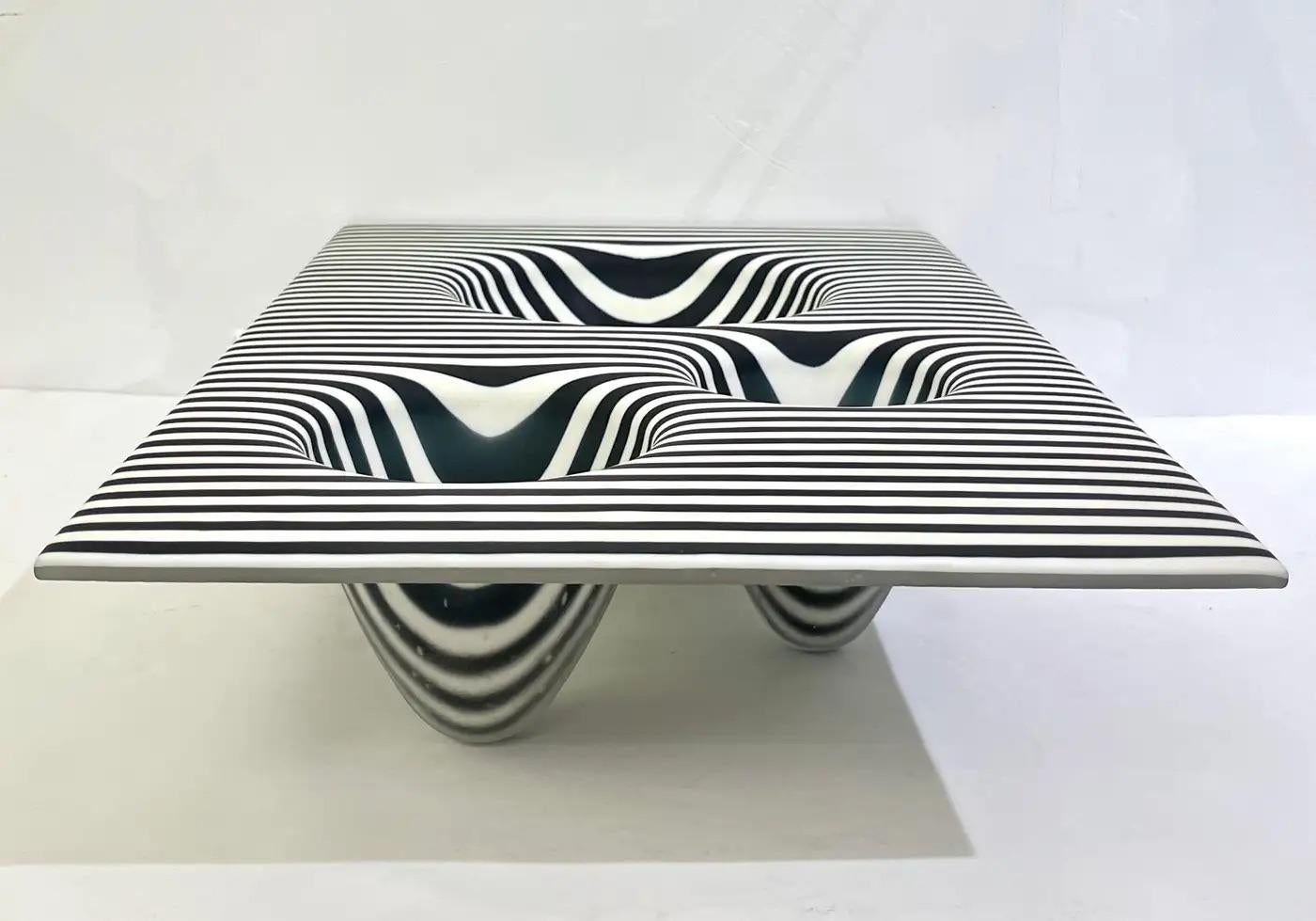 Organique Art moderne italien, vase organique en verre de Murano à rayures noires et blanches en vente