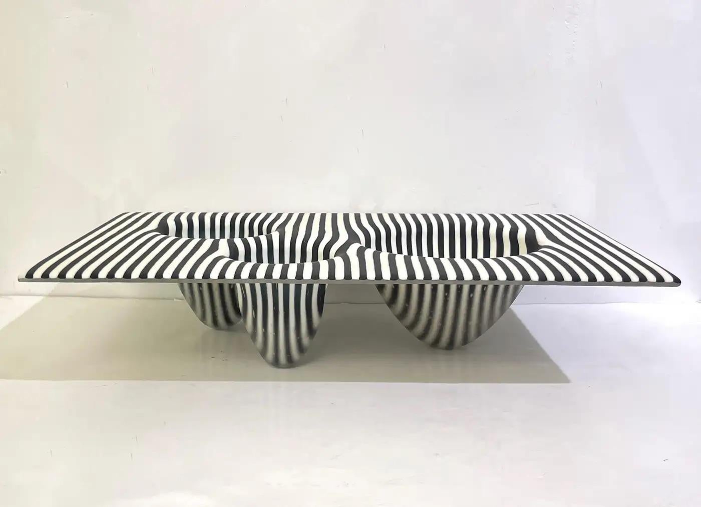 Fait main Art moderne italien, vase organique en verre de Murano à rayures noires et blanches en vente