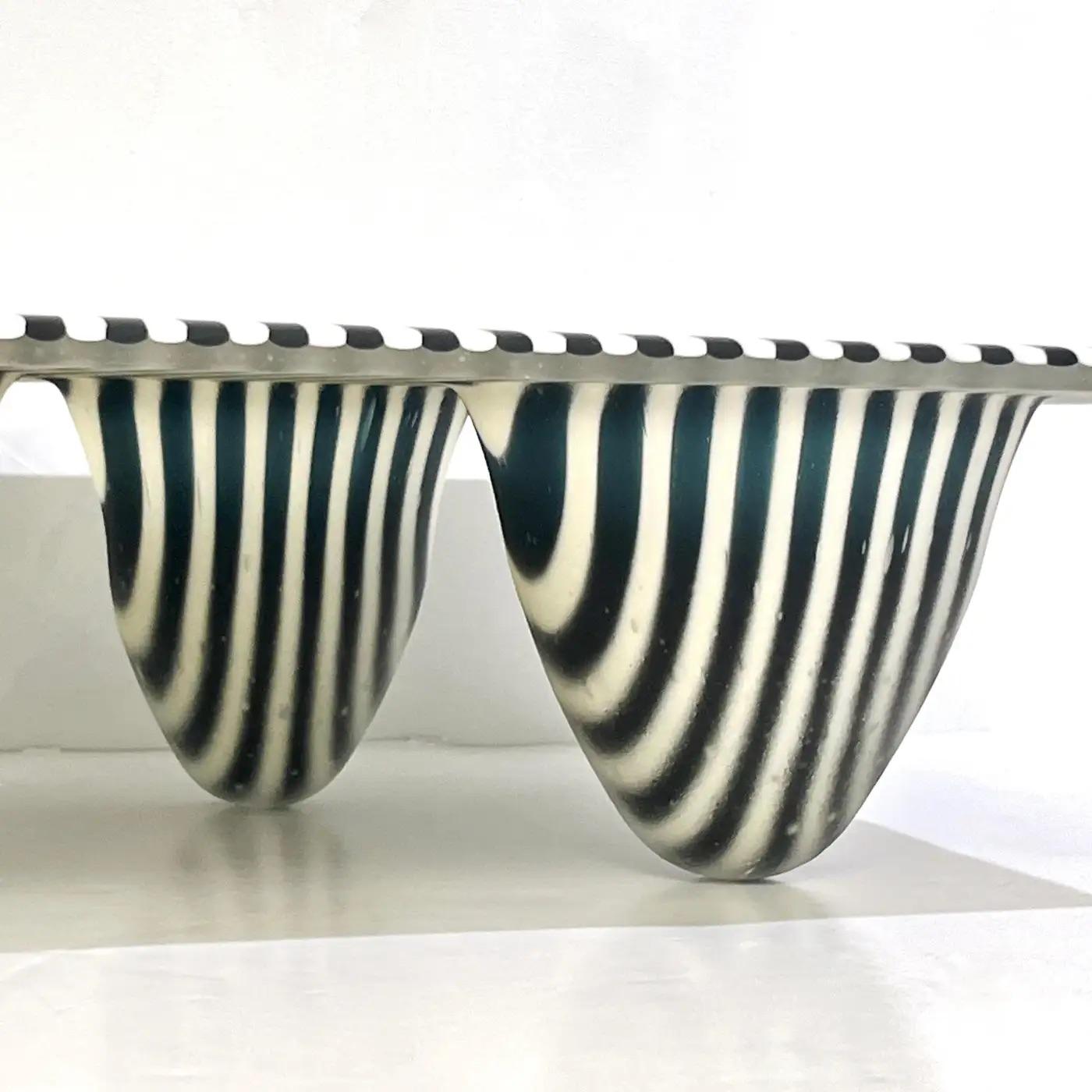 XXIe siècle et contemporain Art moderne italien, vase organique en verre de Murano à rayures noires et blanches en vente