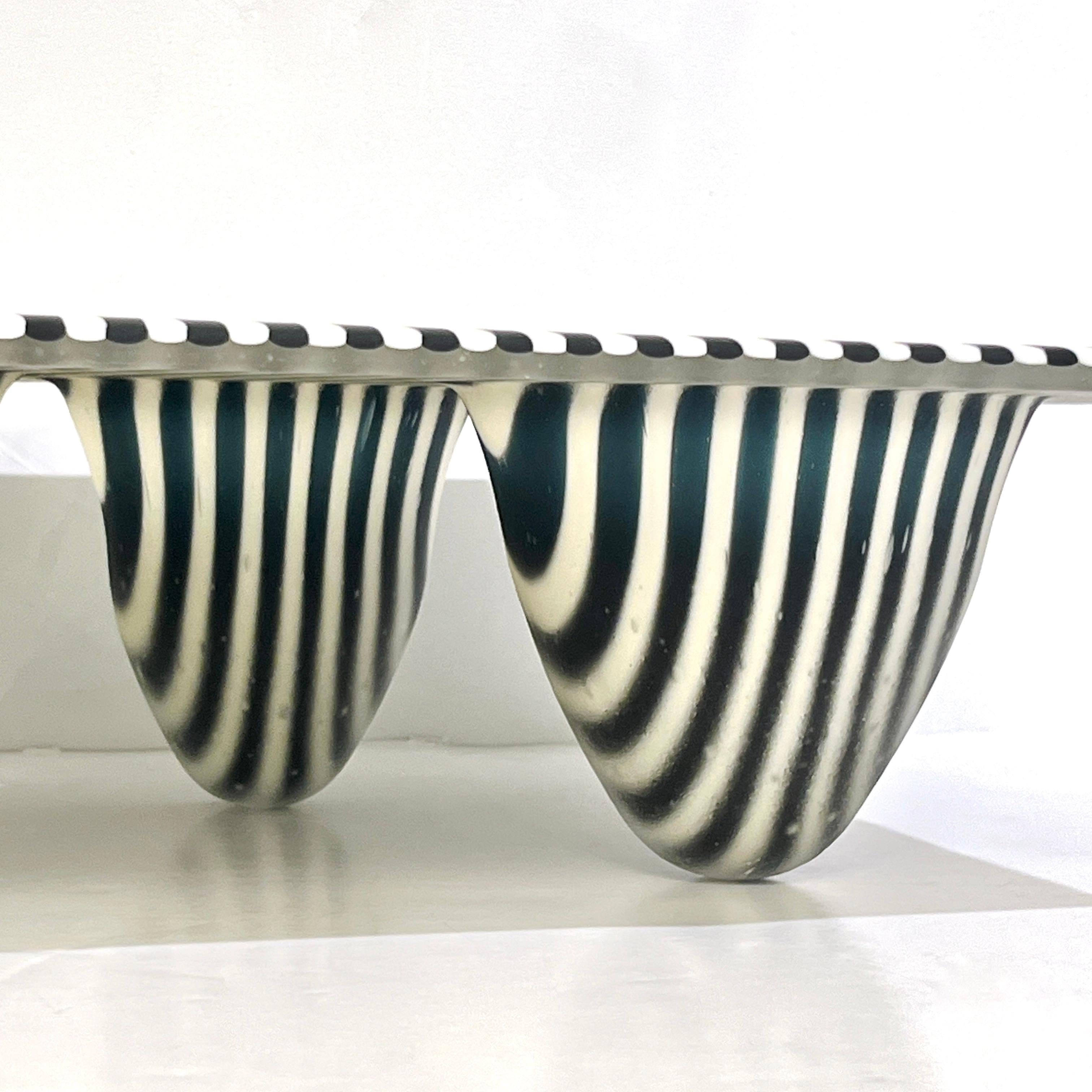 Italienische Moderne Kunst Schwarz Weiß Streifen Murano Glas Organische Vase Tafelaufsatz (21. Jahrhundert und zeitgenössisch) im Angebot