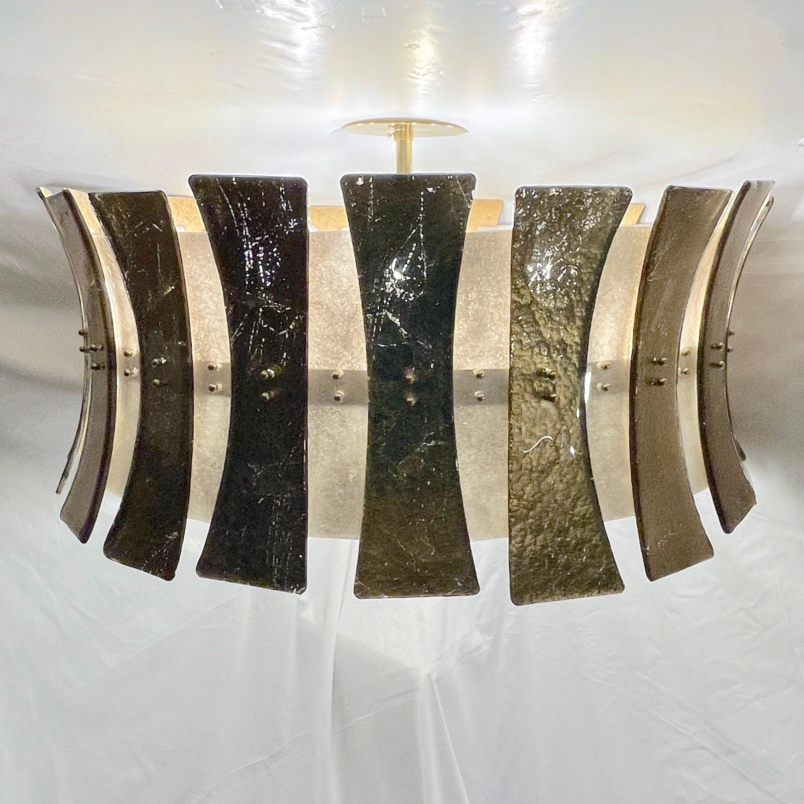 Un lampadario italiano contemporaneo su misura dal design Art Deco, interamente realizzato a mano in Italia, qui ad incasso, personalizzabile come lampadario a sospensione per qualsiasi altezza e con diversi colori e finiture del vetro. Questa ha
