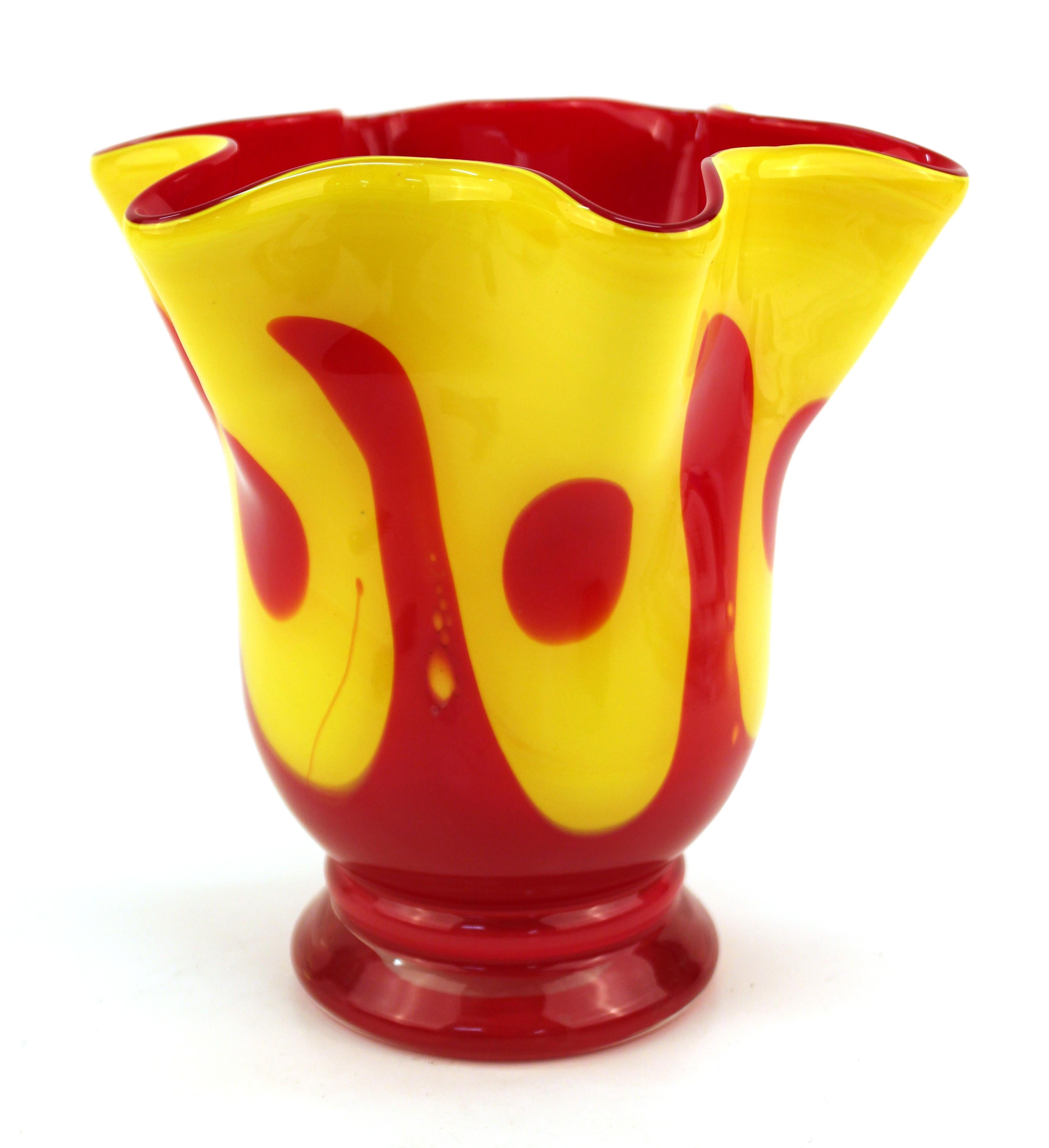 Italian Modern Art Glass Handkerchief Vase In Good Condition For Sale In New York, NY