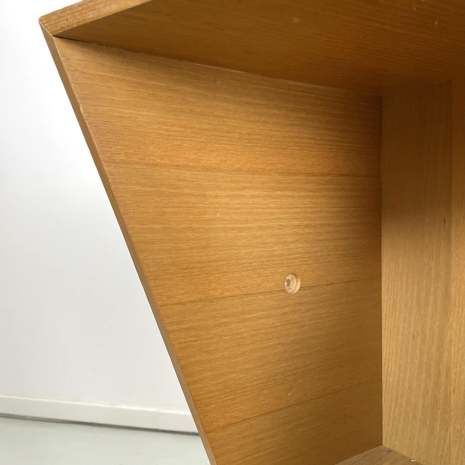 Italienisches modernes asymmetrisches Bücherregal mit 2 Regalen aus hellem Holz, 1980er Jahre im Angebot 10