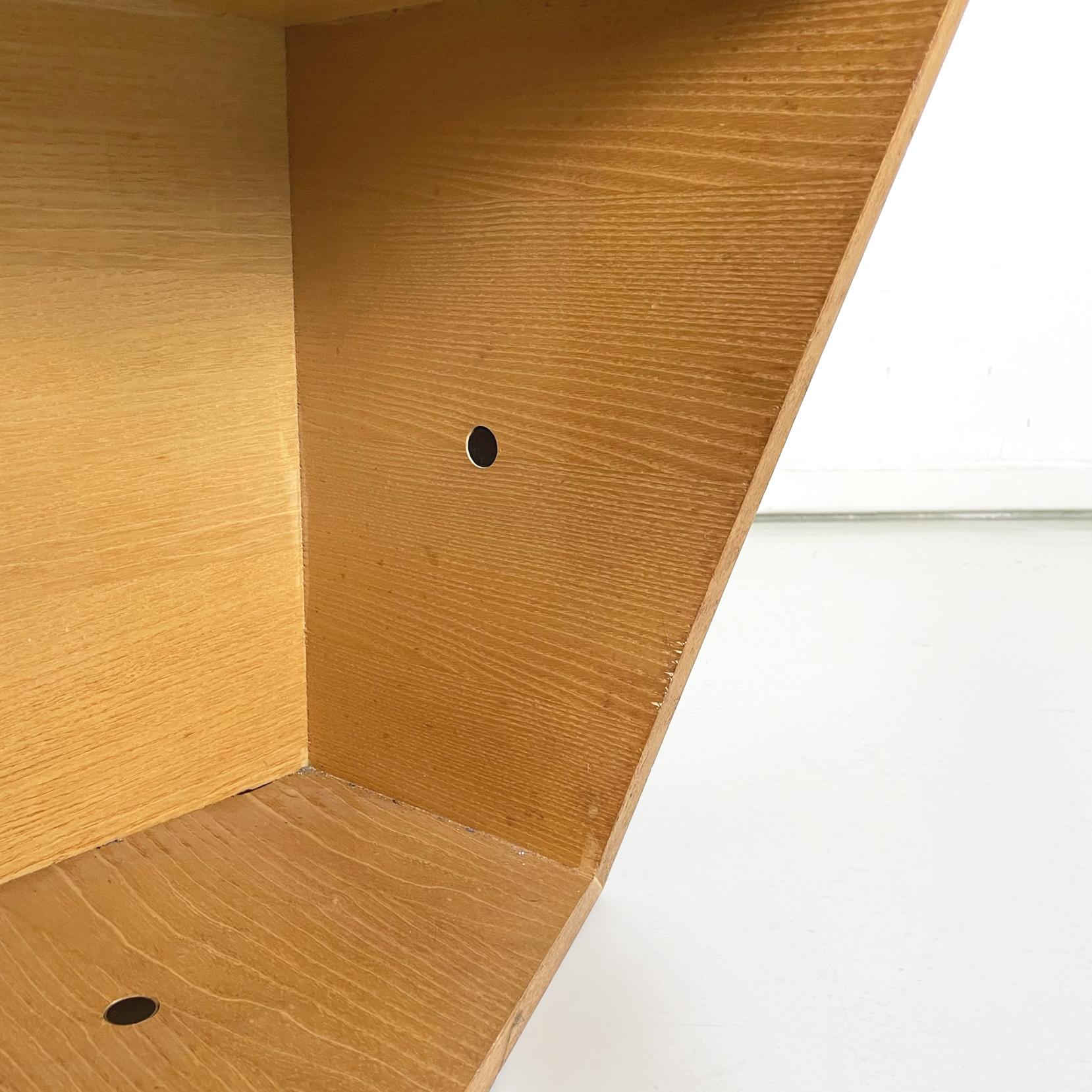 Italienisches modernes asymmetrisches Bücherregal mit 2 Regalen aus hellem Holz, 1980er Jahre im Angebot 11