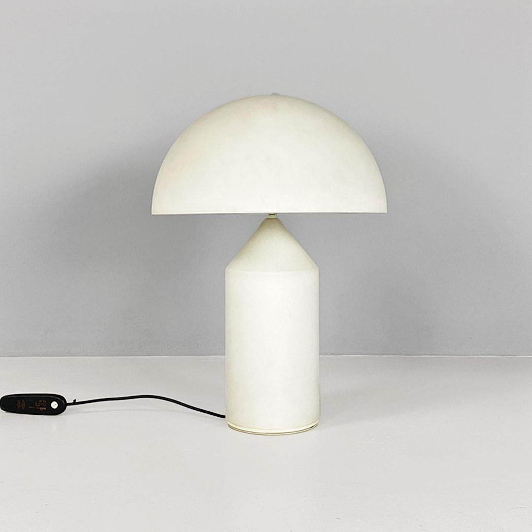Lampe de table réglable, modèle Atollo, en verre opalin par Vico Magistretti pour Oluce, 1969
Lampe de table modèle Atollo, entièrement en verre, unique pour son abat-jour réglable qui tourne sur une articulation en laiton, au milieu de la structure
