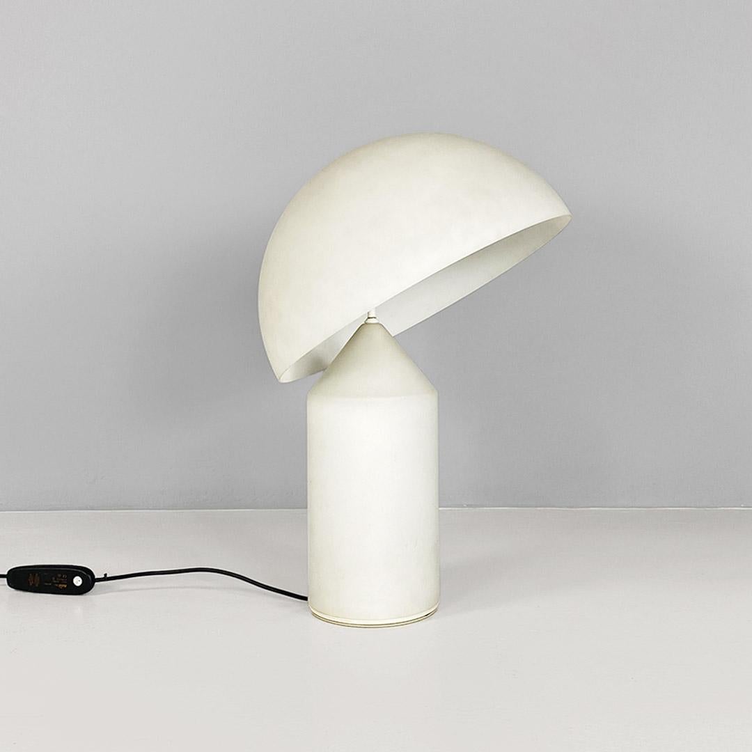 Mid-Century Modern Lampe de table moderne italienne Atollo en verre opalin, Vico Magistretti pour Oluce, 1969 en vente