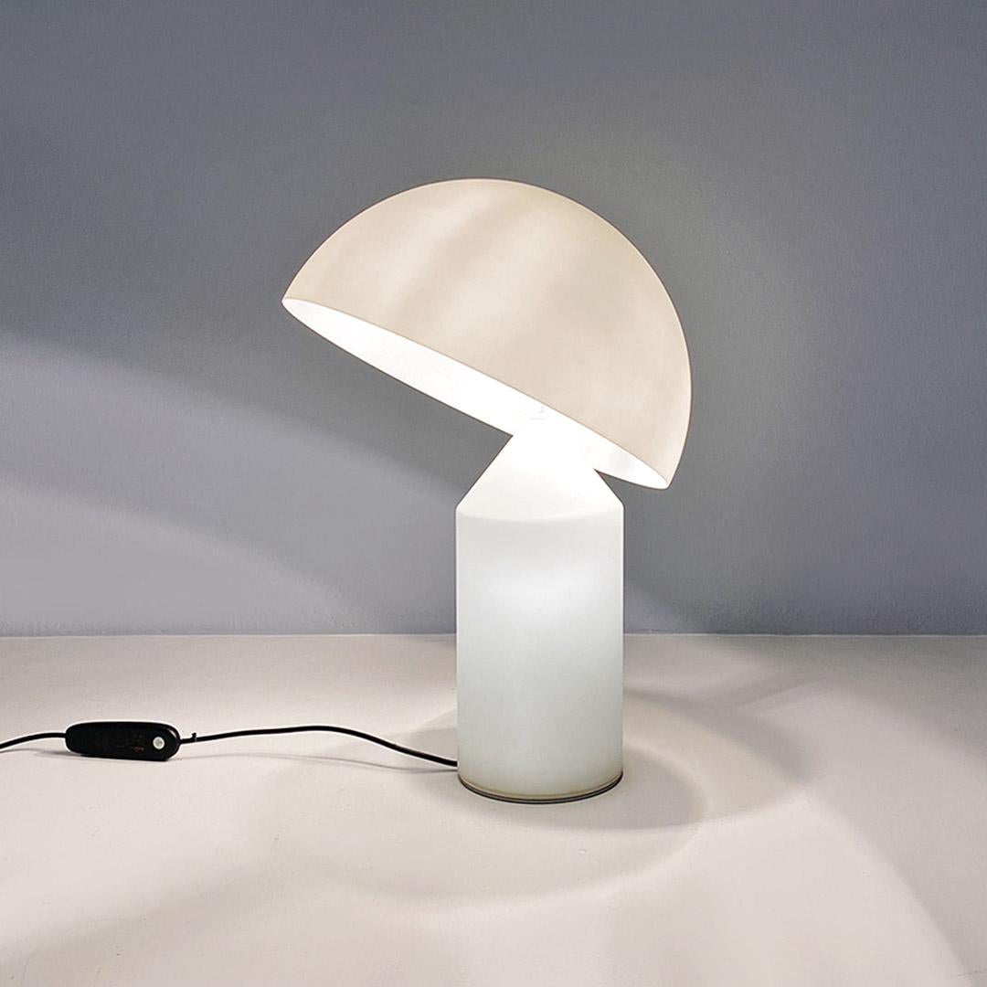 Lampe de table moderne italienne Atollo en verre opalin, Vico Magistretti pour Oluce, 1969 Bon état - En vente à MIlano, IT