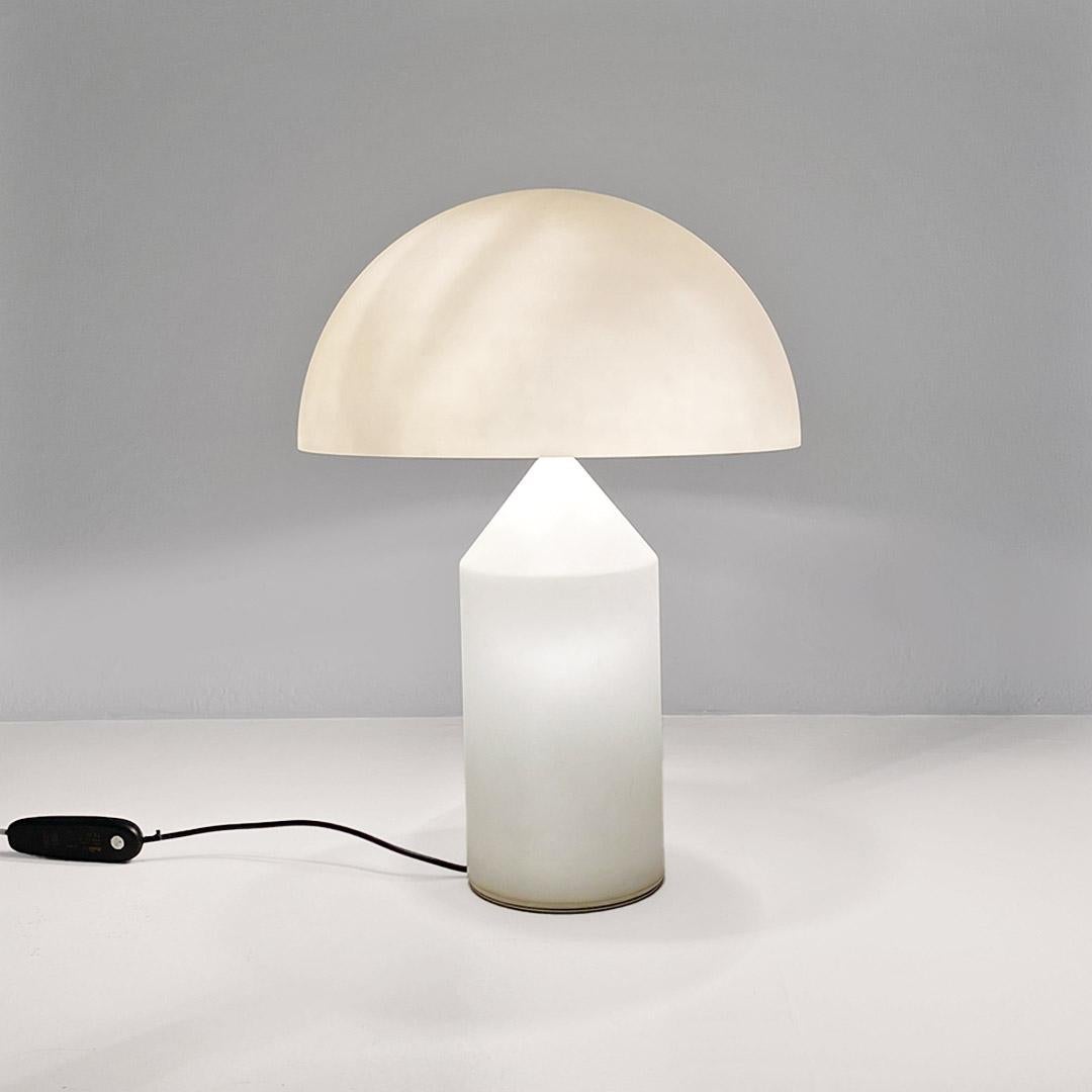 Fin du 20e siècle Lampe de table moderne italienne Atollo en verre opalin, Vico Magistretti pour Oluce, 1969 en vente