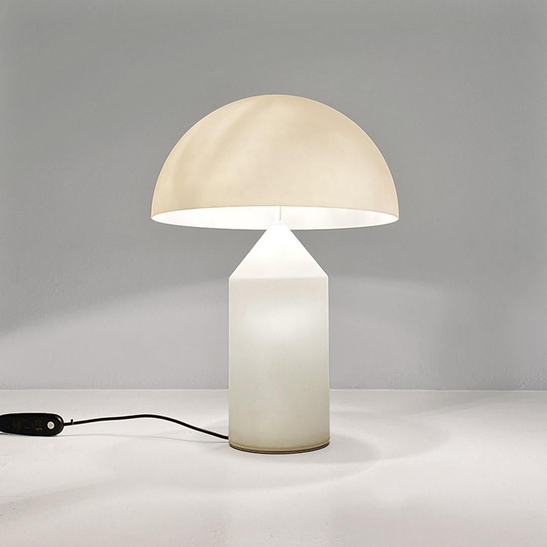 Verre Lampe de table moderne italienne Atollo en verre opalin, Vico Magistretti pour Oluce, 1969 en vente