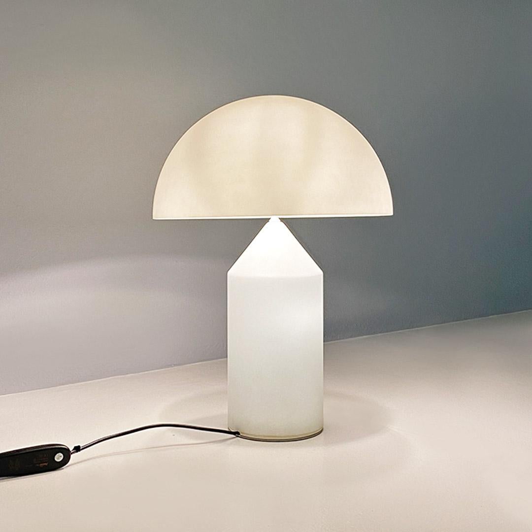 Lampe de table moderne italienne Atollo en verre opalin, Vico Magistretti pour Oluce, 1969 en vente 1
