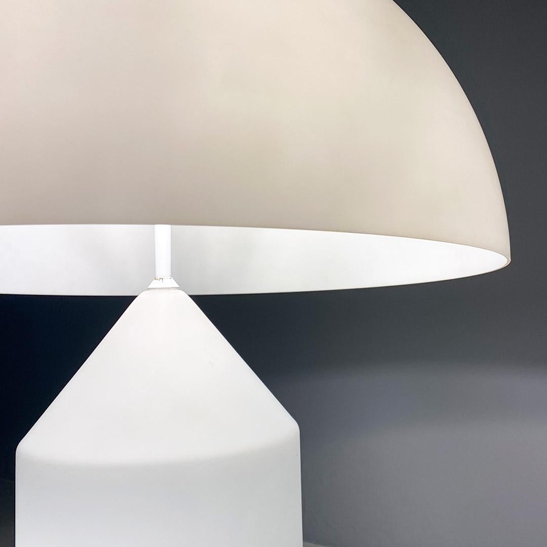 Lampe de table moderne italienne Atollo en verre opalin, Vico Magistretti pour Oluce, 1969 en vente 2