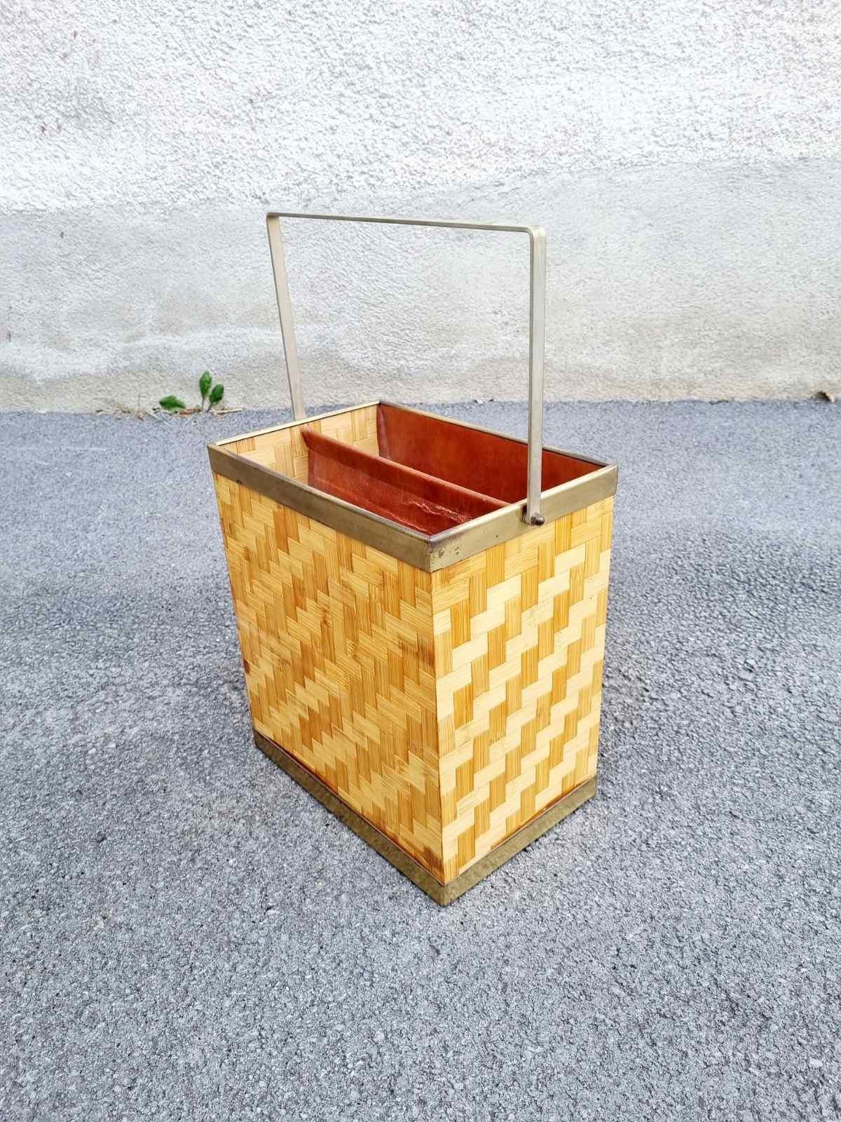 Un portariviste molto chic. Realizzato in bambù e ottone
Questo portariviste è stato realizzato negli anni '70
Italia