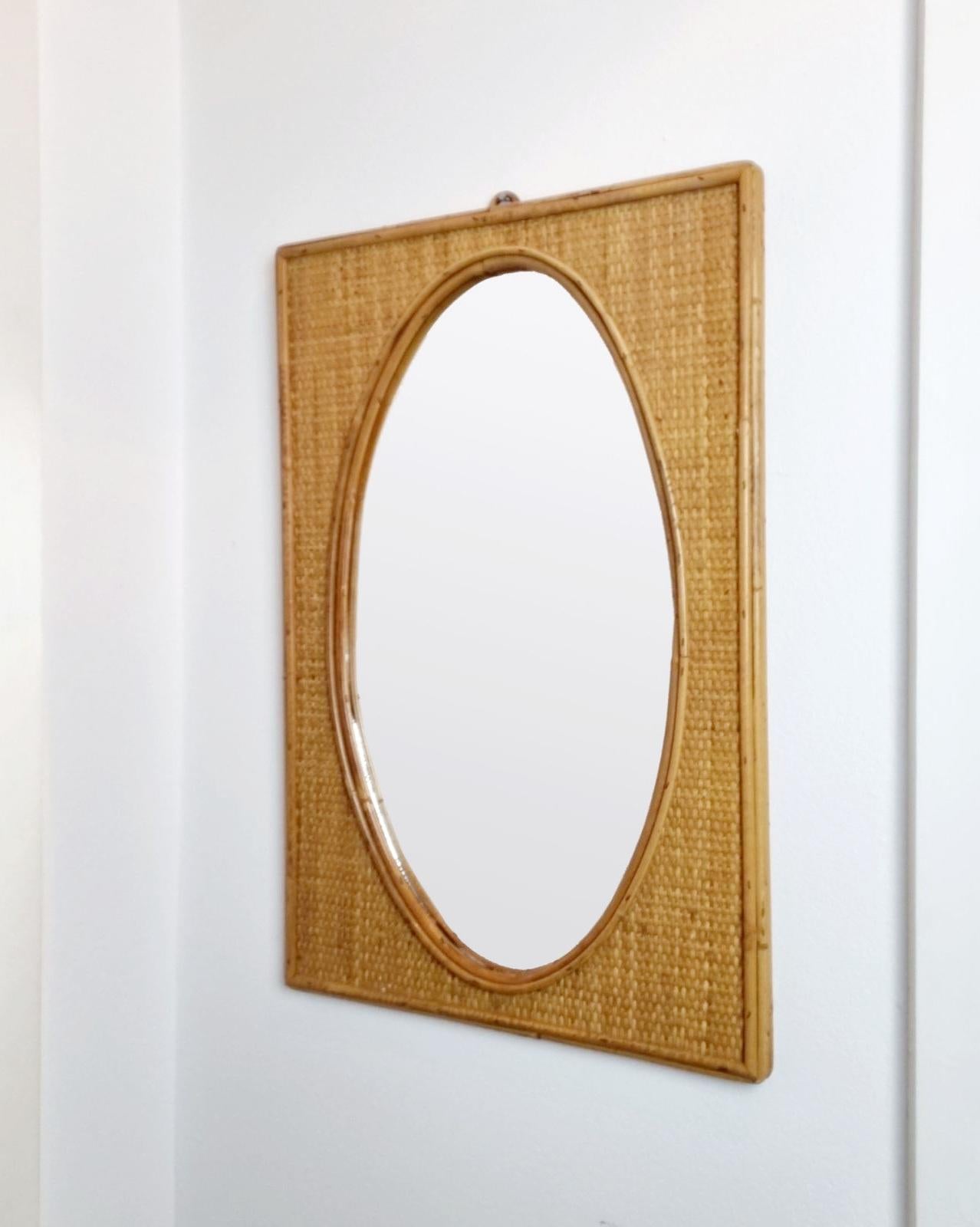 Mid Century Wandspiegel aus Bambus und Rattan, hergestellt in Italien in den 70er Jahren.
Erzeugnis von Dal Vera
 In sehr gutem Vintage-Zustand mit leichten Gebrauchsspuren.
