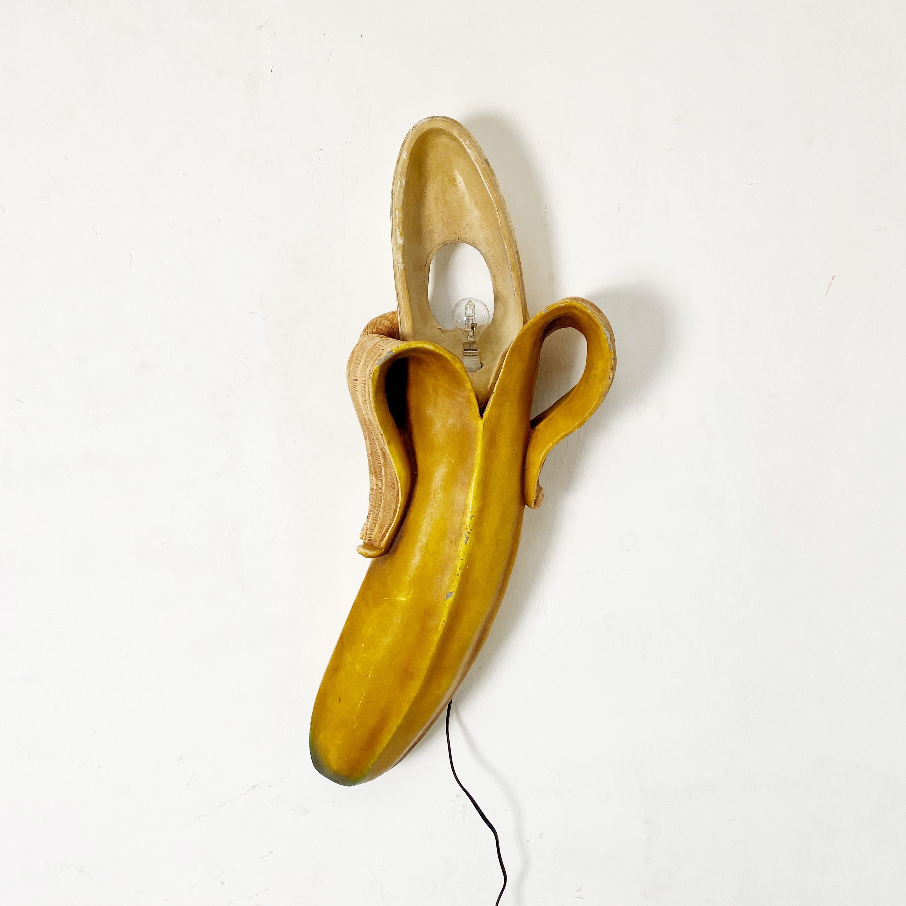 Banana-shaped resin wall lamp, 1990s
We love it, it is a beautiful decorative Banana-shaped wall lamp, it is in resin and probably hand painted in some part.
It can be use with 120v or 220v with E14 bulb Led or not
It create a big light, it dipend