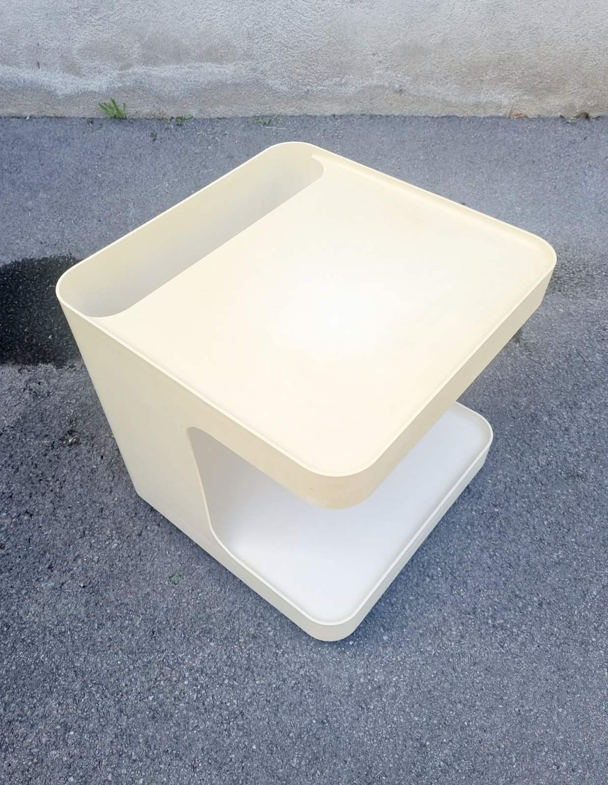 Der weiße Kunststoffwagen, Modell Game, wurde von Marcello Siard entworfen und von Longato Italien hergestellt und Anfang der 70er Jahre produziert.
Dieses wunderschöne, multifunktionale Möbelstück ist eine perfekte Ergänzung für Ihre