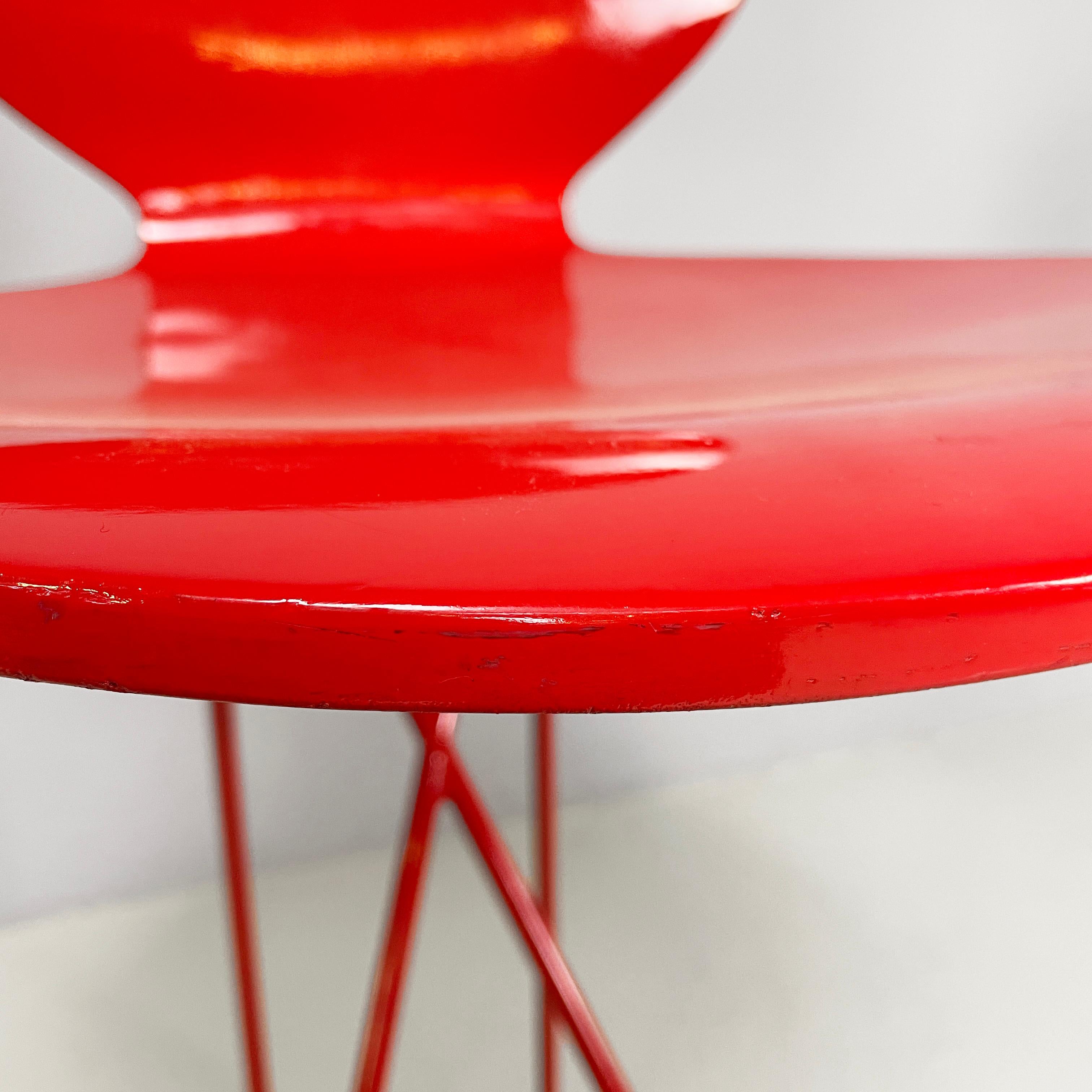 Sgabelli da bar moderni italiani in legno e metallo rosso, anni '80 in vendita 5