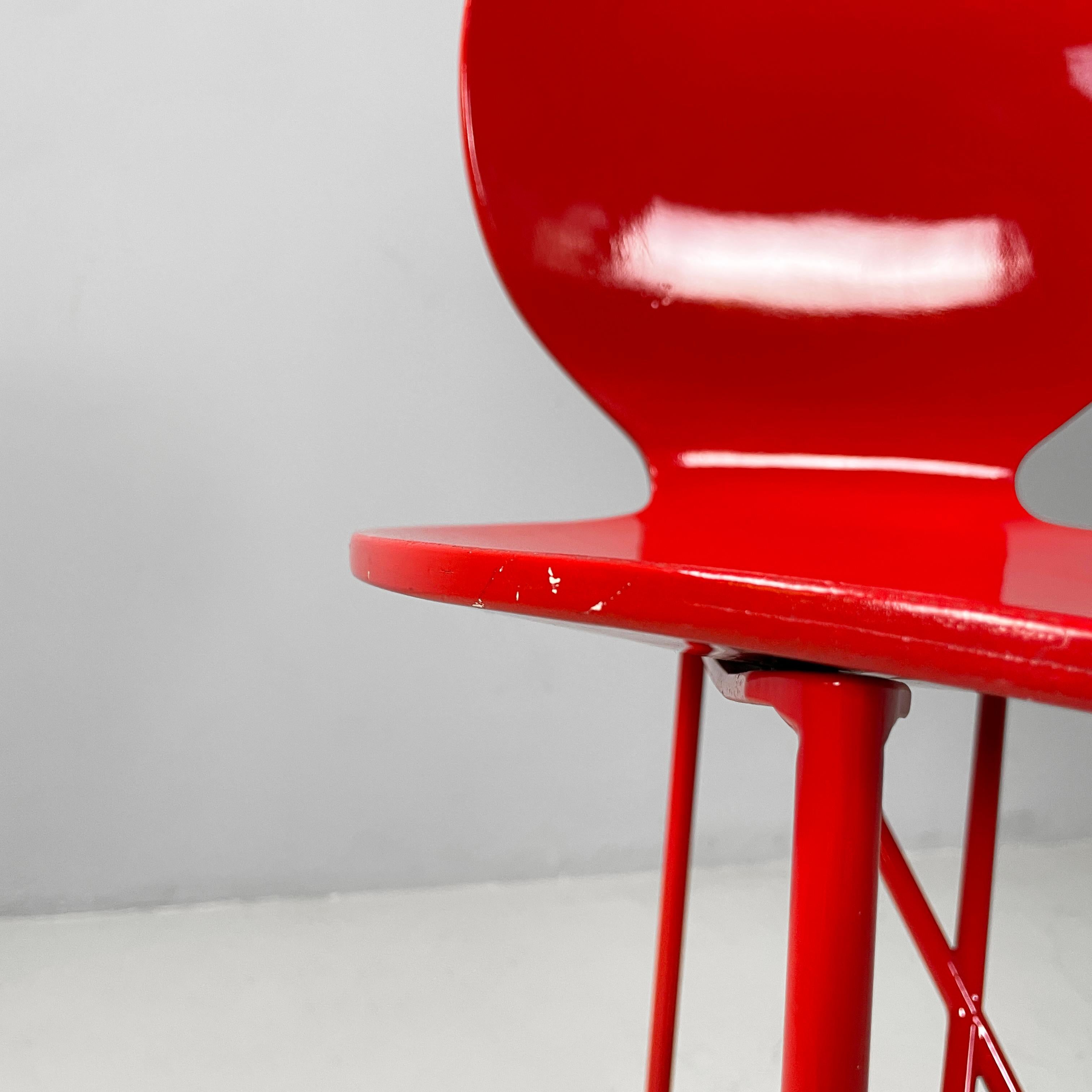 Sgabelli da bar moderni italiani in legno e metallo rosso, anni '80 in vendita 7