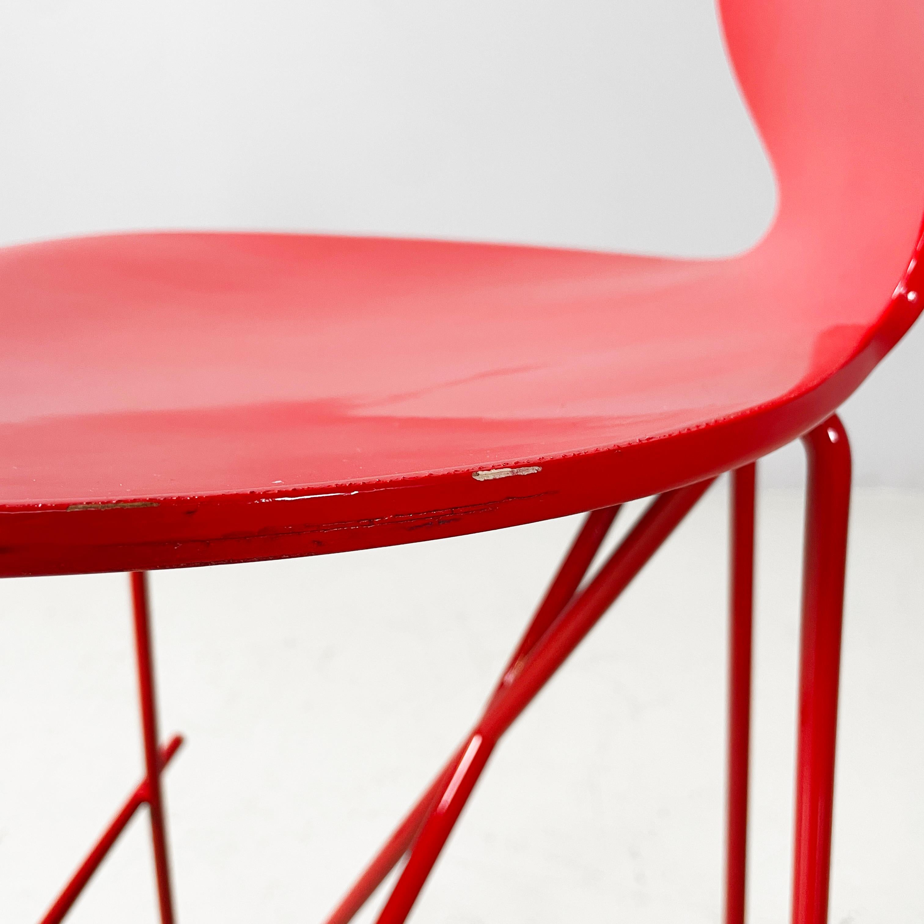 Sgabelli da bar moderni italiani in legno e metallo rosso, anni '80 in vendita 8