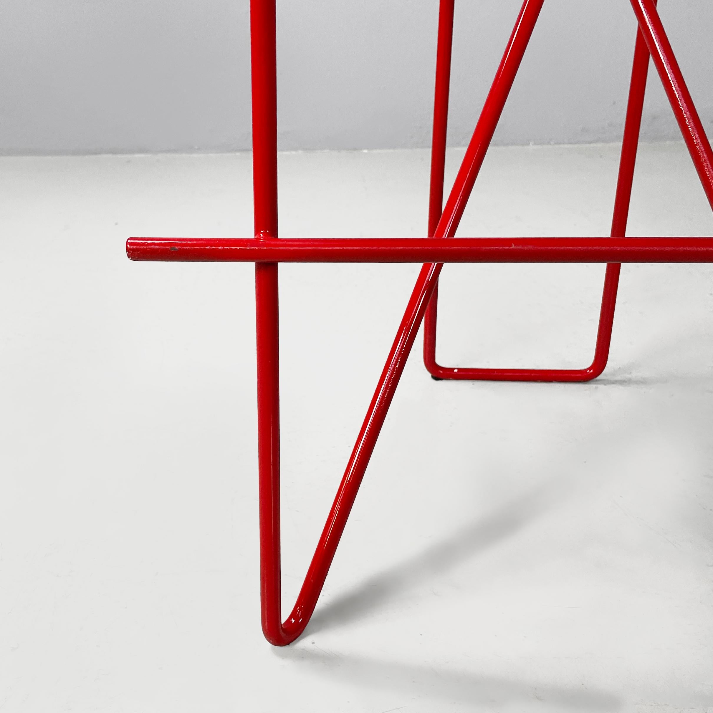 Sgabelli da bar moderni italiani in legno e metallo rosso, anni '80 in vendita 9