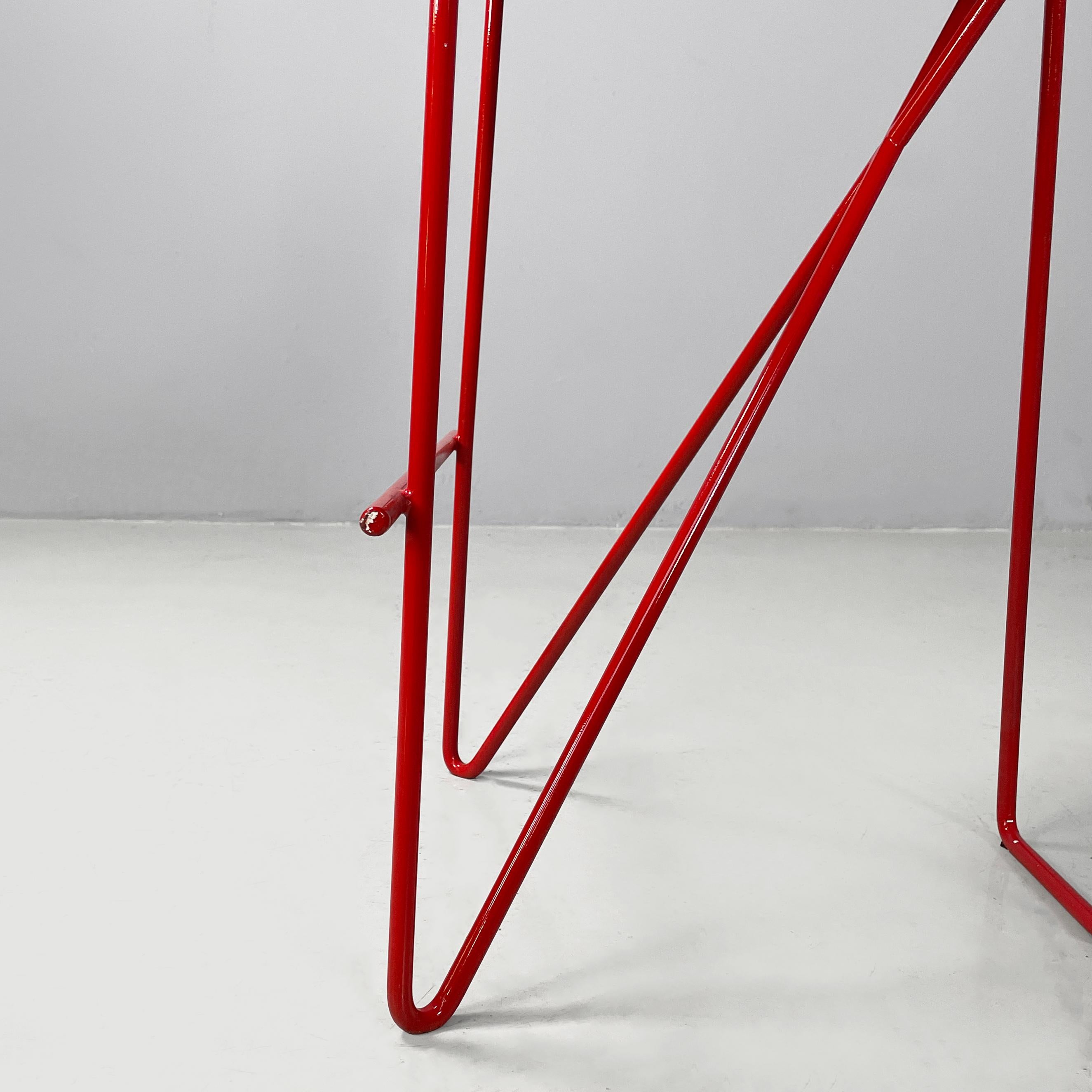 Sgabelli da bar moderni italiani in legno e metallo rosso, anni '80 in vendita 10