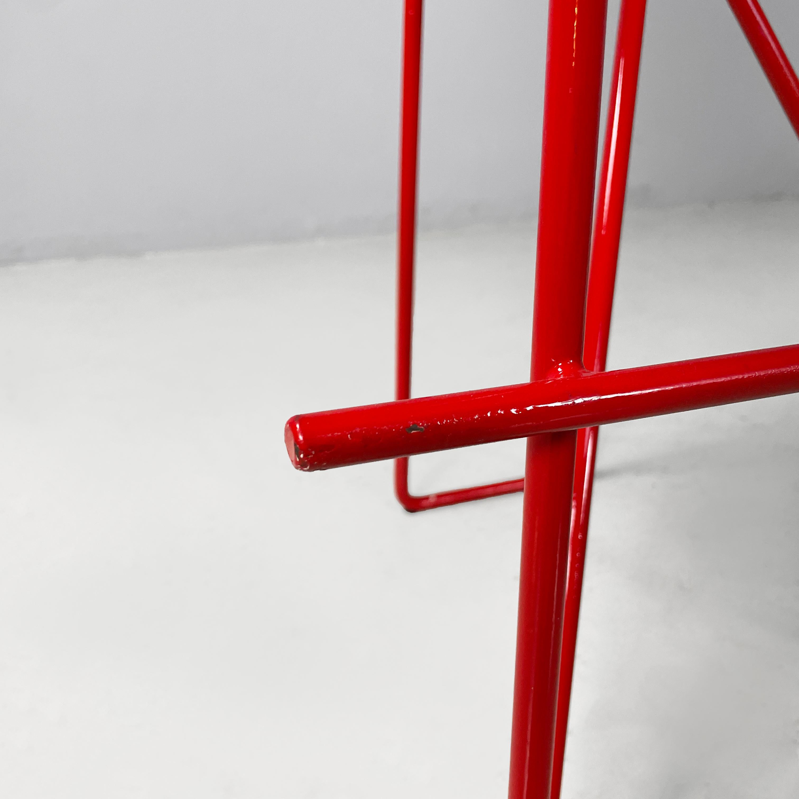 Sgabelli da bar moderni italiani in legno e metallo rosso, anni '80 in vendita 11