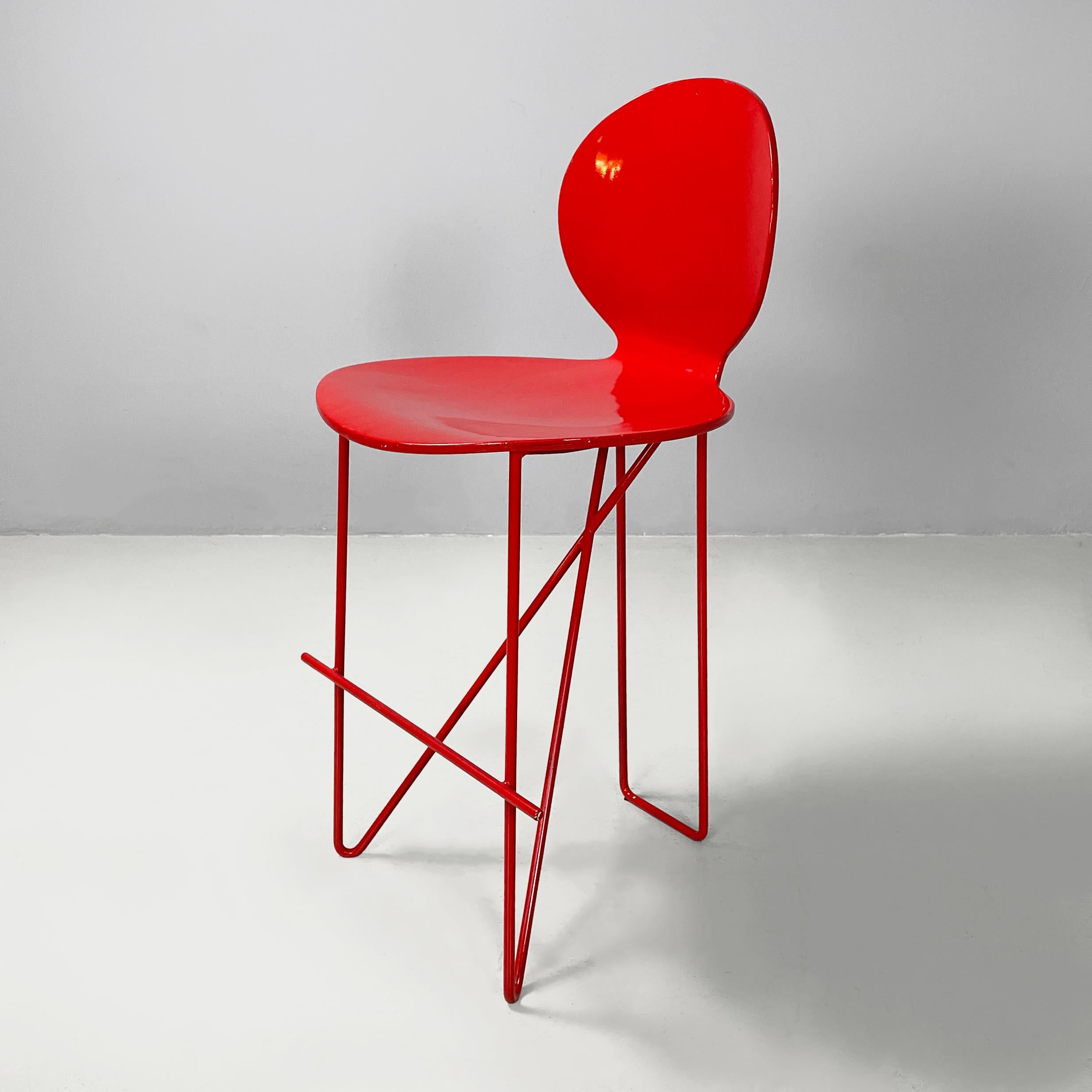 Sgabelli da bar moderni italiani in legno e metallo rosso, anni '80
Set di tre sgabelli da bar con seduta e schienale sagomati in legno verniciato rosso. La struttura, che comprende le tre gambe e il poggiapiedi, è in tondino di metallo verniciato