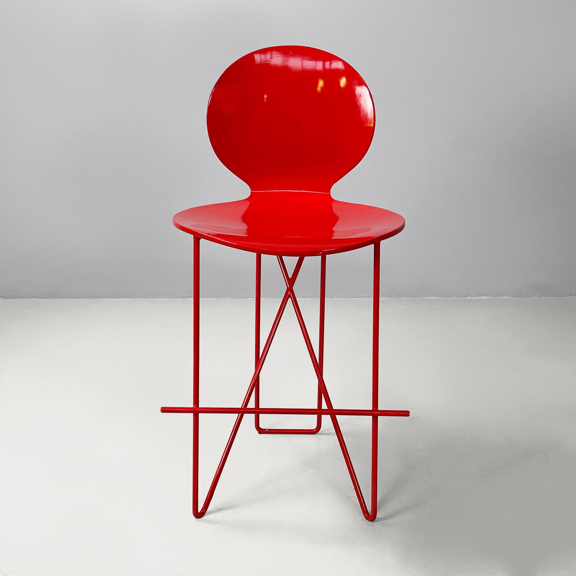 Moderno Sgabelli da bar moderni italiani in legno e metallo rosso, anni '80 in vendita