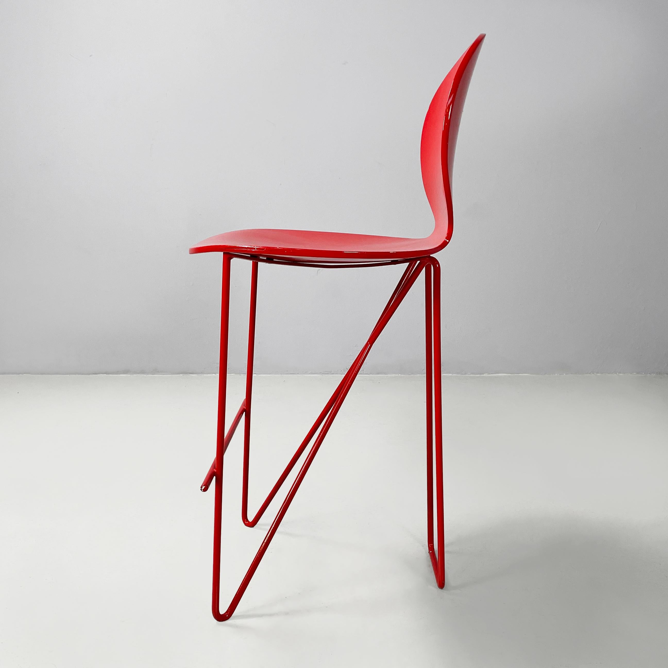 Italiano Sgabelli da bar moderni italiani in legno e metallo rosso, anni '80 in vendita