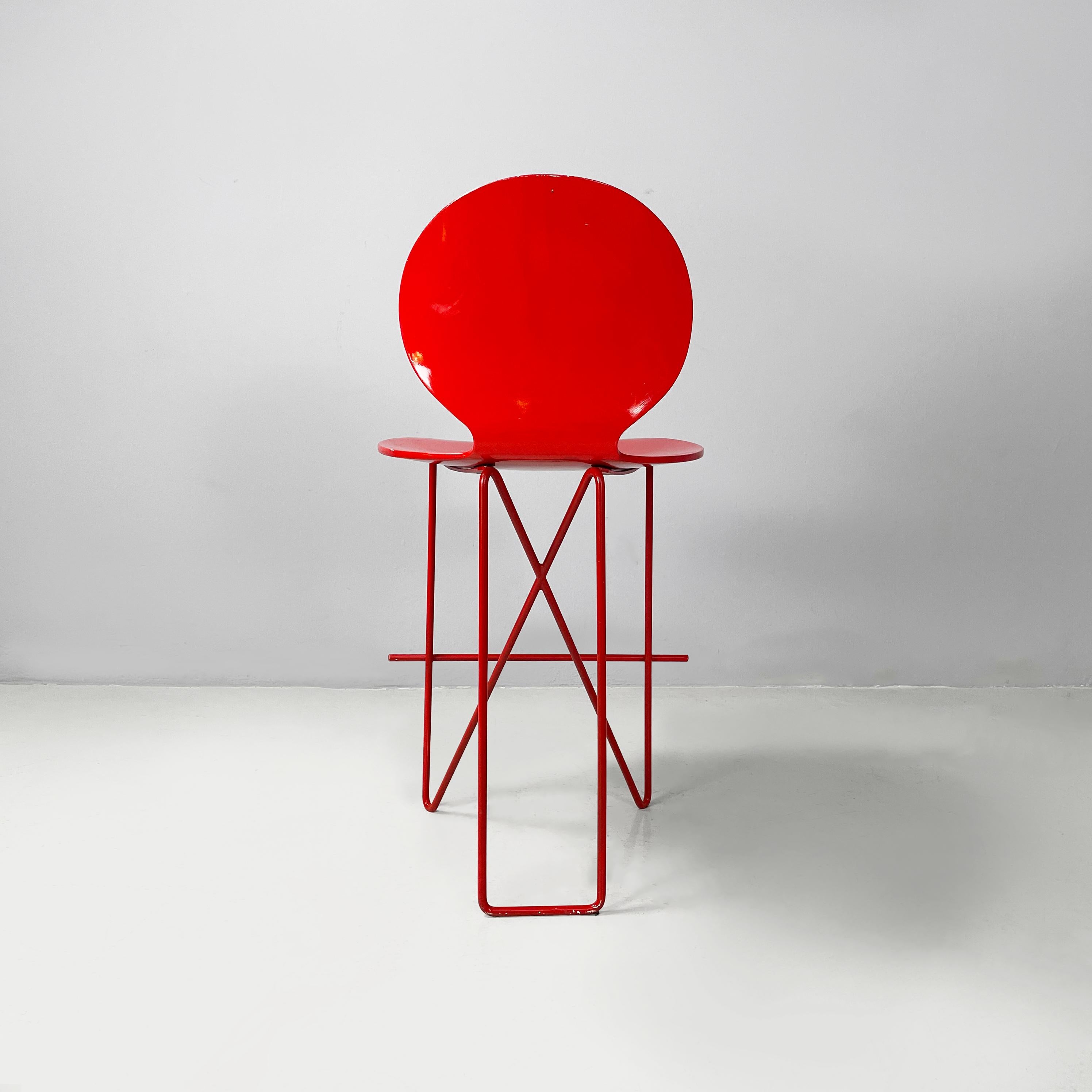 Fine XX secolo Sgabelli da bar moderni italiani in legno e metallo rosso, anni '80 in vendita