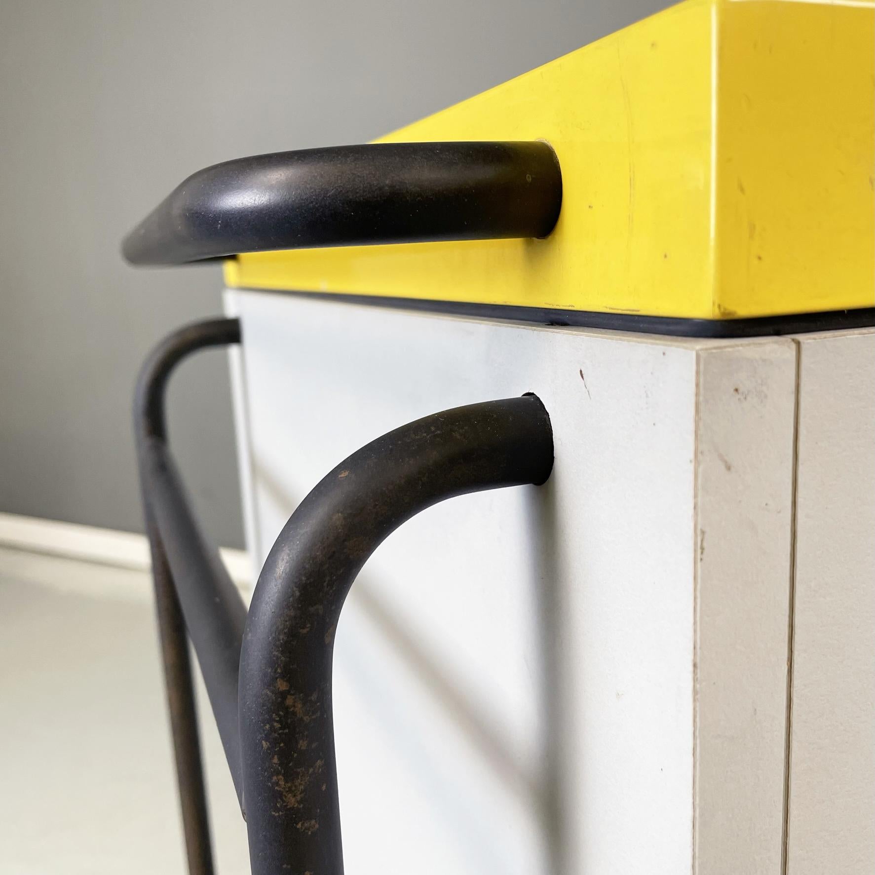 Contenedor Cesto Moderno Italiano en Gris Amarillo Madera Negro Metal por Robots, años 90 en venta 9