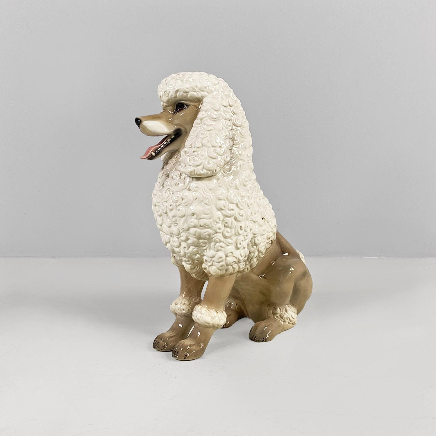 Italienische moderne beige-weiße Keramikpudelskulptur von Ronzan, 1970er Jahre.
Skulptur in Form eines Pudelhundes aus weißer und beiger Keramik.
Produziert und signiert von Ronzan in den 1970er Jahren.
Gute Bedingungen. Reparatur an der Keramik