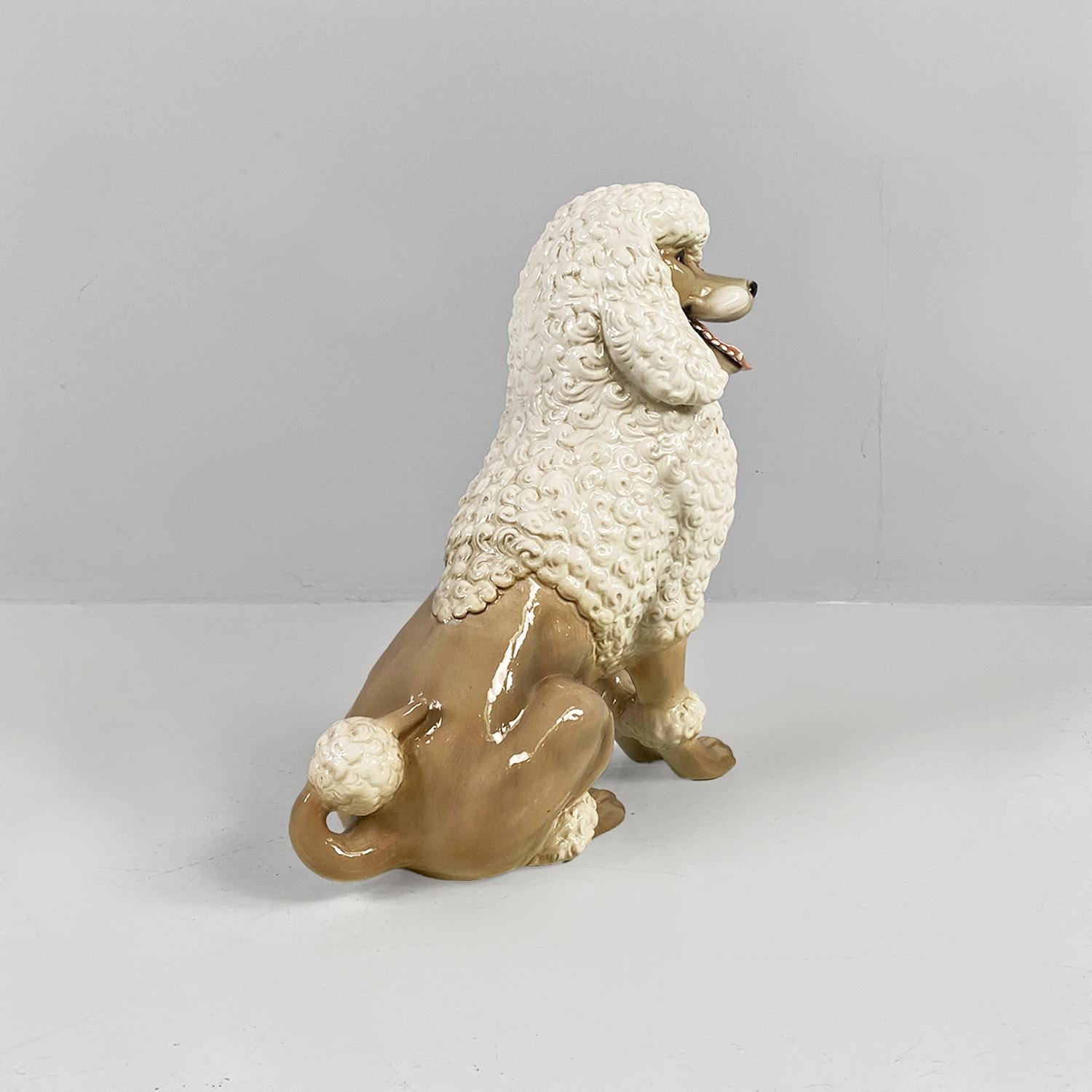 Moderne italienische Skulptur eines Pudels aus beige und weißer Keramik von Ronzan, 1970er Jahre (Ende des 20. Jahrhunderts) im Angebot