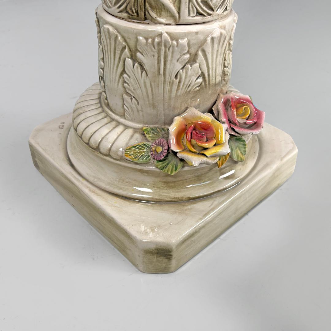 Moderner italienischer moderner Beige-Keramik-Säulensockel mit farbigen Blumen, 1970er Jahre im Angebot 11