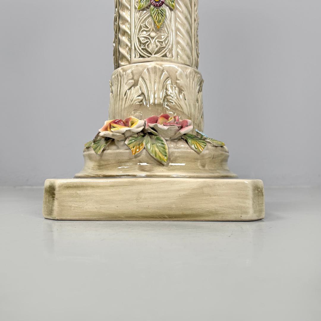 Moderner italienischer moderner Beige-Keramik-Säulensockel mit farbigen Blumen, 1970er Jahre im Angebot 12