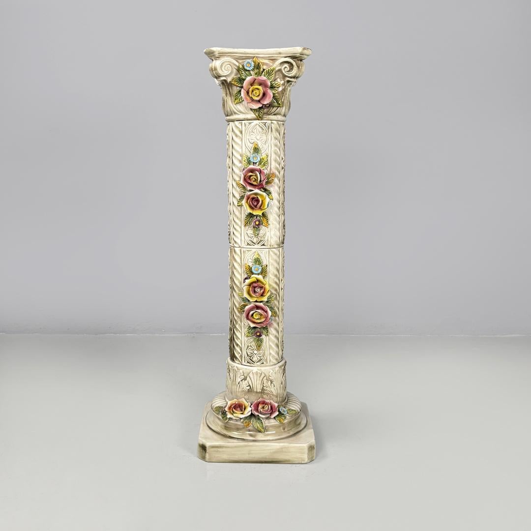 Moderner italienischer moderner Beige-Keramik-Säulensockel mit farbigen Blumen, 1970er Jahre
Keramische Säule oder Sockel mit quadratischem Sockel aus weiß glasierter Keramik mit braunen Schattierungen. Das gesamte Bauwerk ist mit Reliefs verziert,