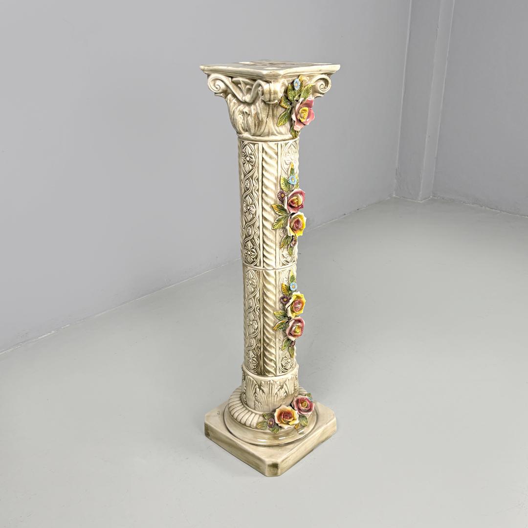 Moderner italienischer moderner Beige-Keramik-Säulensockel mit farbigen Blumen, 1970er Jahre (Italienisch) im Angebot