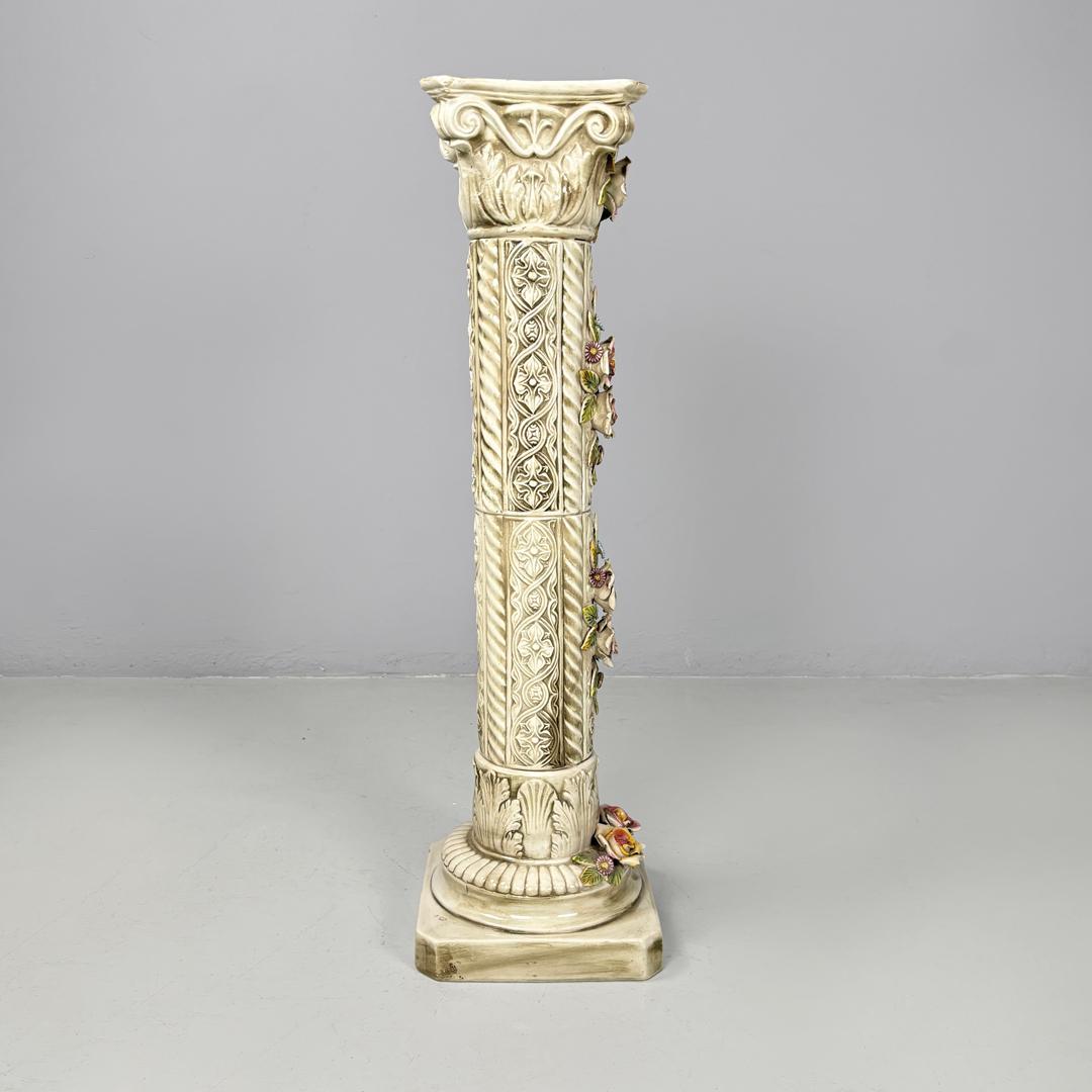 Moderner italienischer moderner Beige-Keramik-Säulensockel mit farbigen Blumen, 1970er Jahre (Ende des 20. Jahrhunderts) im Angebot