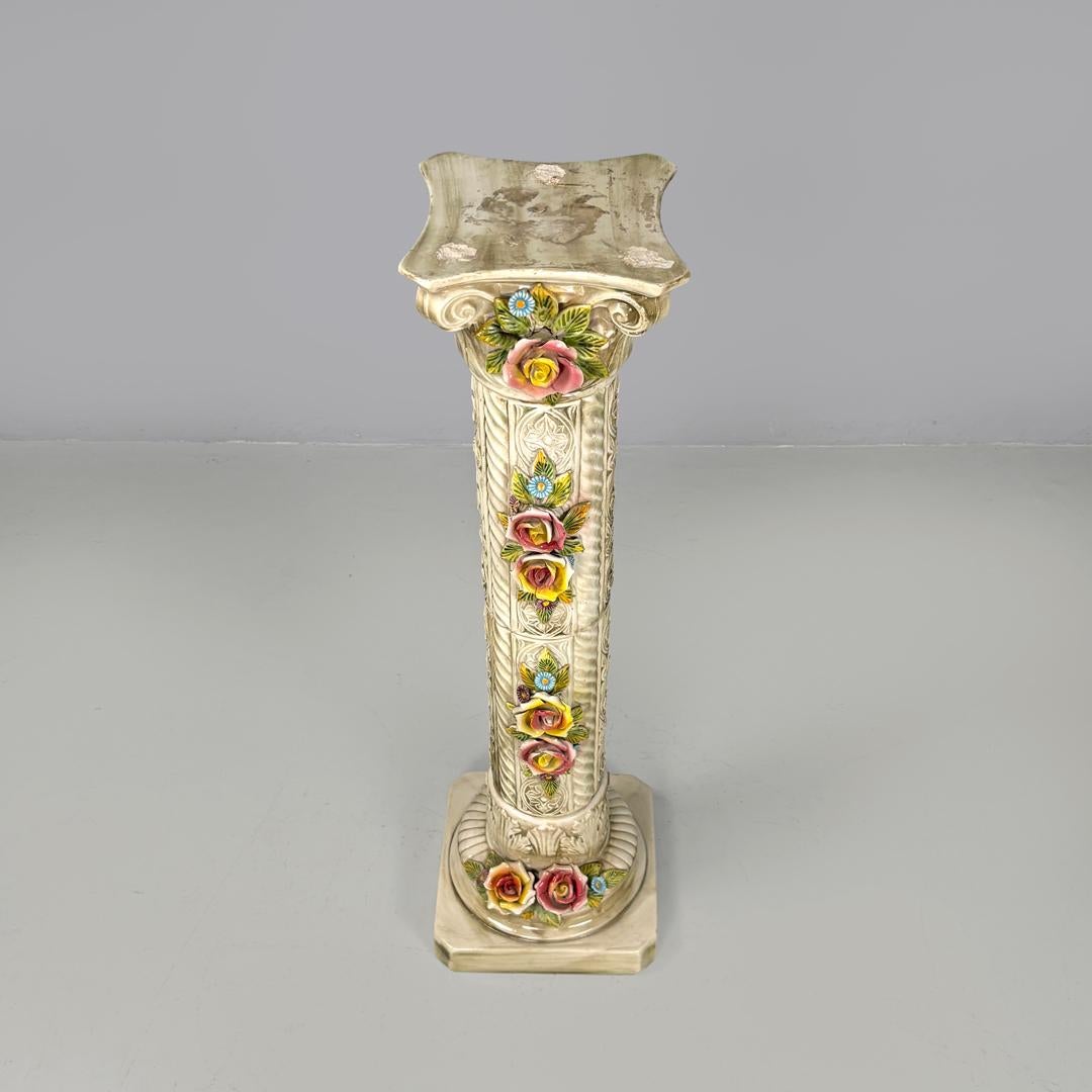 Moderner italienischer moderner Beige-Keramik-Säulensockel mit farbigen Blumen, 1970er Jahre im Angebot 1