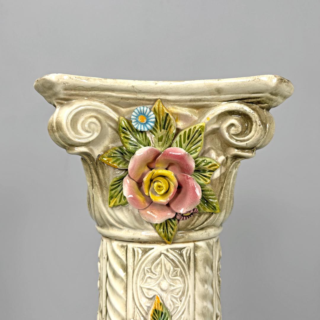 Moderner italienischer moderner Beige-Keramik-Säulensockel mit farbigen Blumen, 1970er Jahre im Angebot 3
