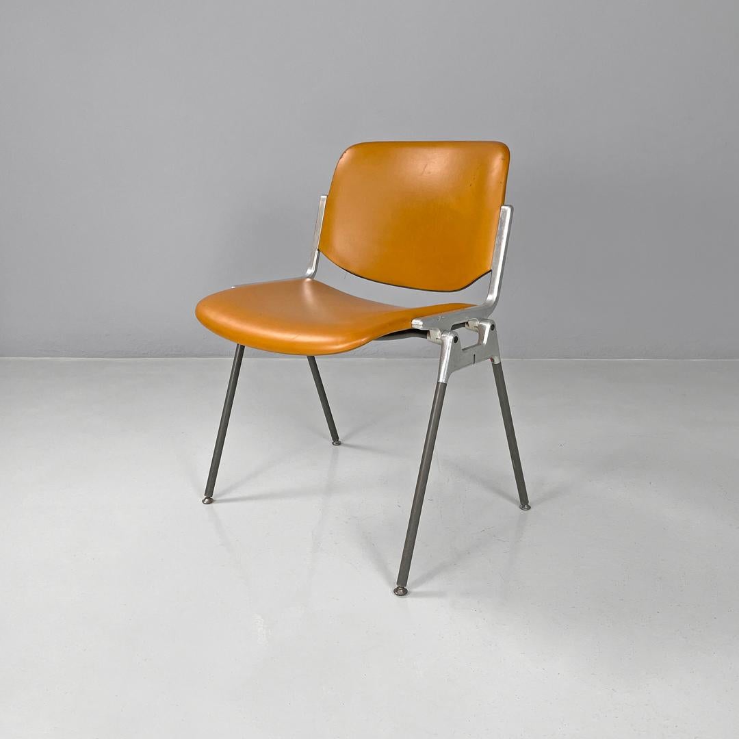 Moderne beigefarbene italienische Stühle DSC von Giancarlo Piretti für Anonima Castelli, 1970er Jahre
Satz von vier Stühlen mod. DSC gepolstert und in beige tendenziell gelbem Leder bezogen. Sitz und Rückenlehne sind rechteckig mit abgerundeten