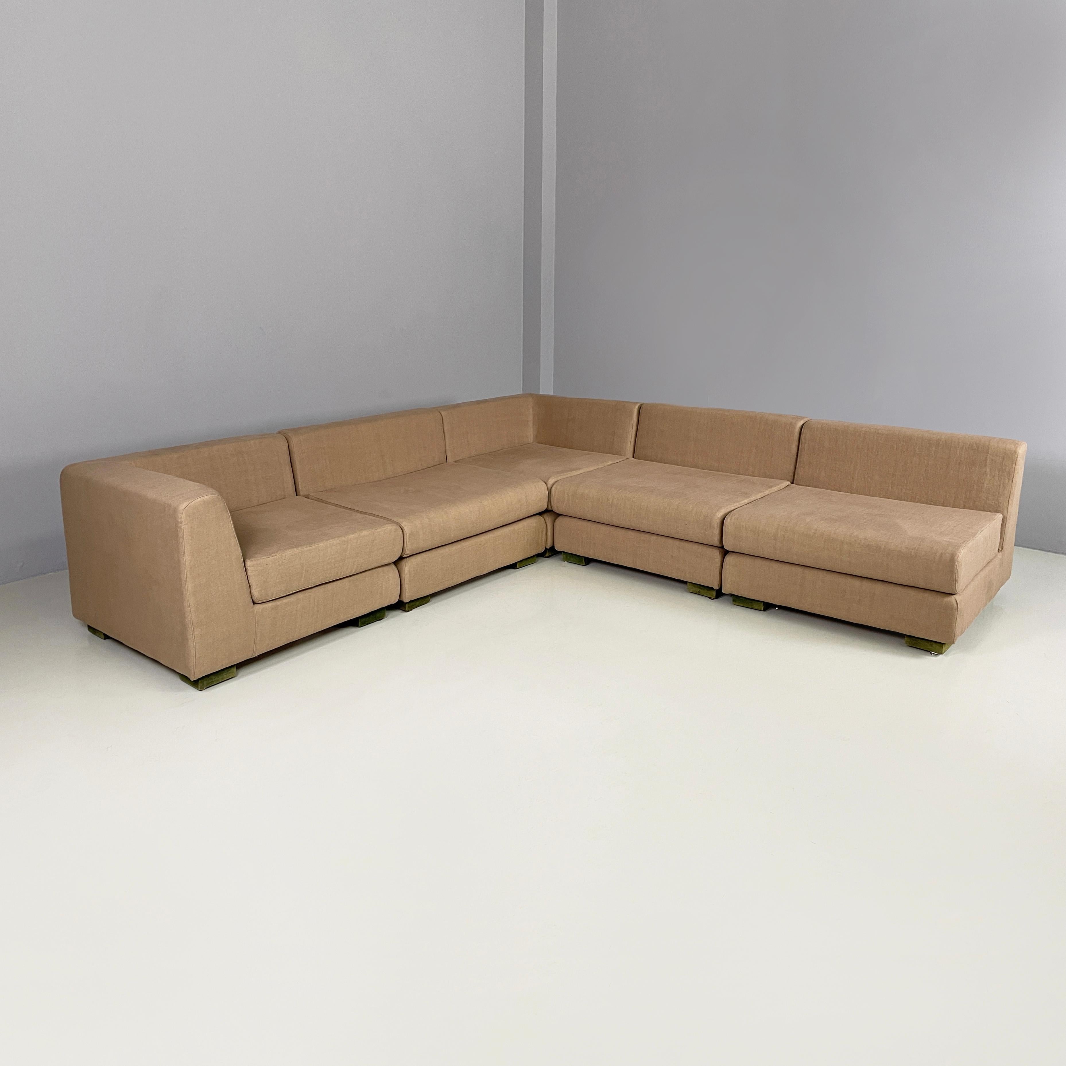 Italian modern Beige fabric Modular sofa by Willy Rizzo for Sabot, 1970s
Modular and corner sofa, fully padded and covered in brown-beige linen fabric. The sofa is composed of 3 simple modules and two corner modules, which can be positioned as