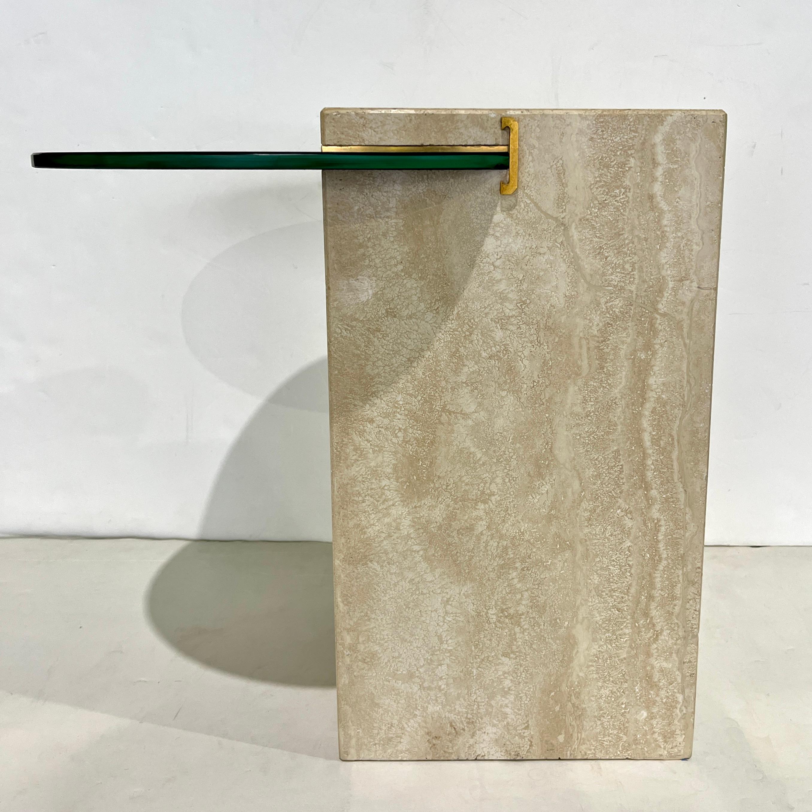 Mesa Auxiliar Moderna Italiana Travertino Beige Vidrio Negro Latón Geométrico Orgánico en Bueno estado para la venta en New York, NY