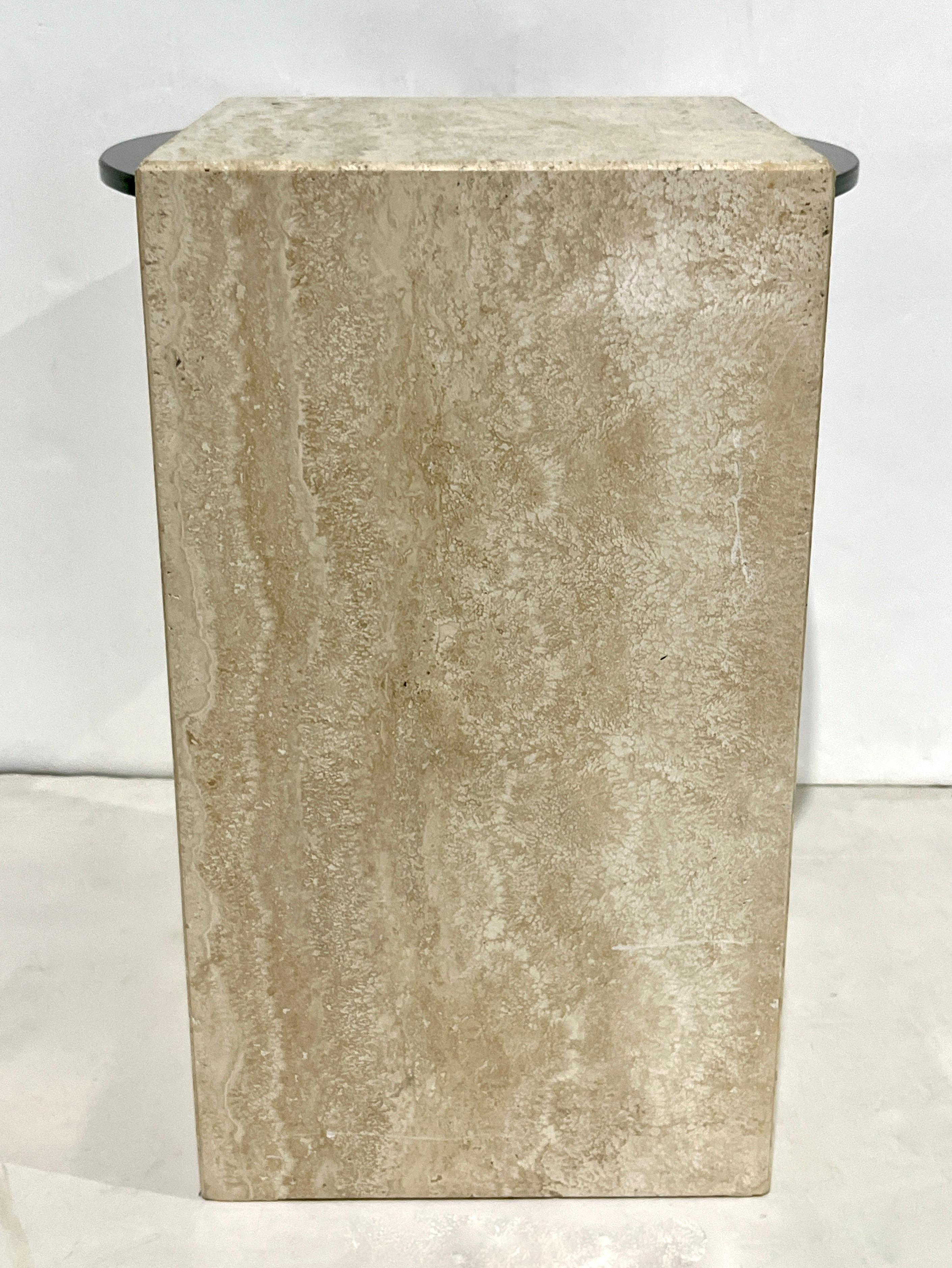 Mesa Auxiliar Moderna Italiana Travertino Beige Vidrio Negro Latón Geométrico Orgánico finales del siglo XX en venta